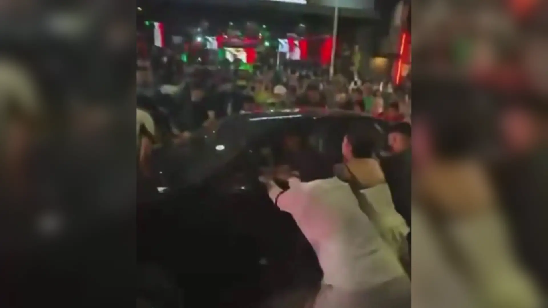 Feiernde Fans rütteln an der Limousine – kurz darauf beschleunigt der Fahrer und fährt in die Menschenmenge.