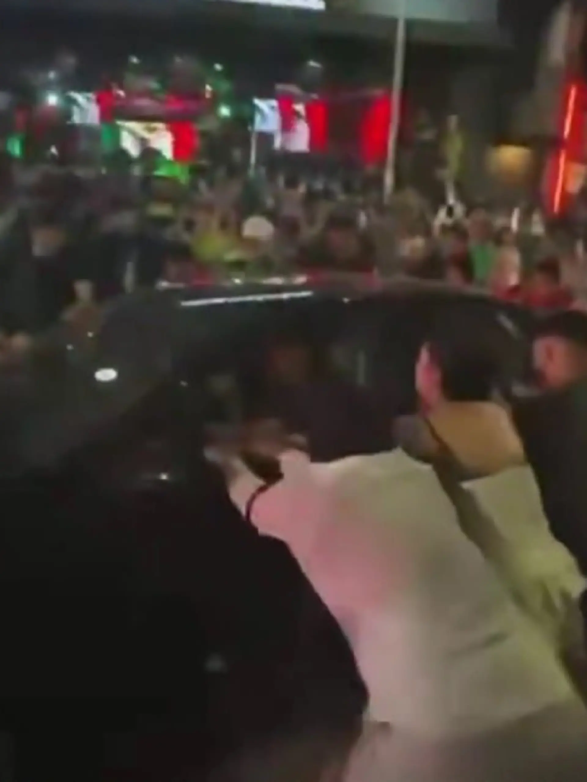 Feiernde Fans rütteln an der Limousine – kurz darauf beschleunigt der Fahrer und fährt in die Menschenmenge.