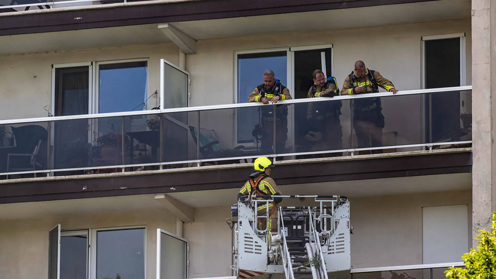 Die Feuerwehr sucht noch immer nach Vermissten, die sich im Gebäude befinden könnten.
