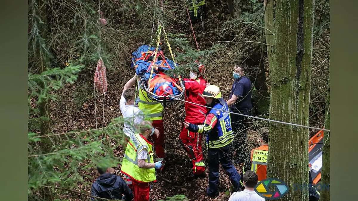 Höhenretter der Feuerwehr Hanau bergen den verunglückten Jungen.