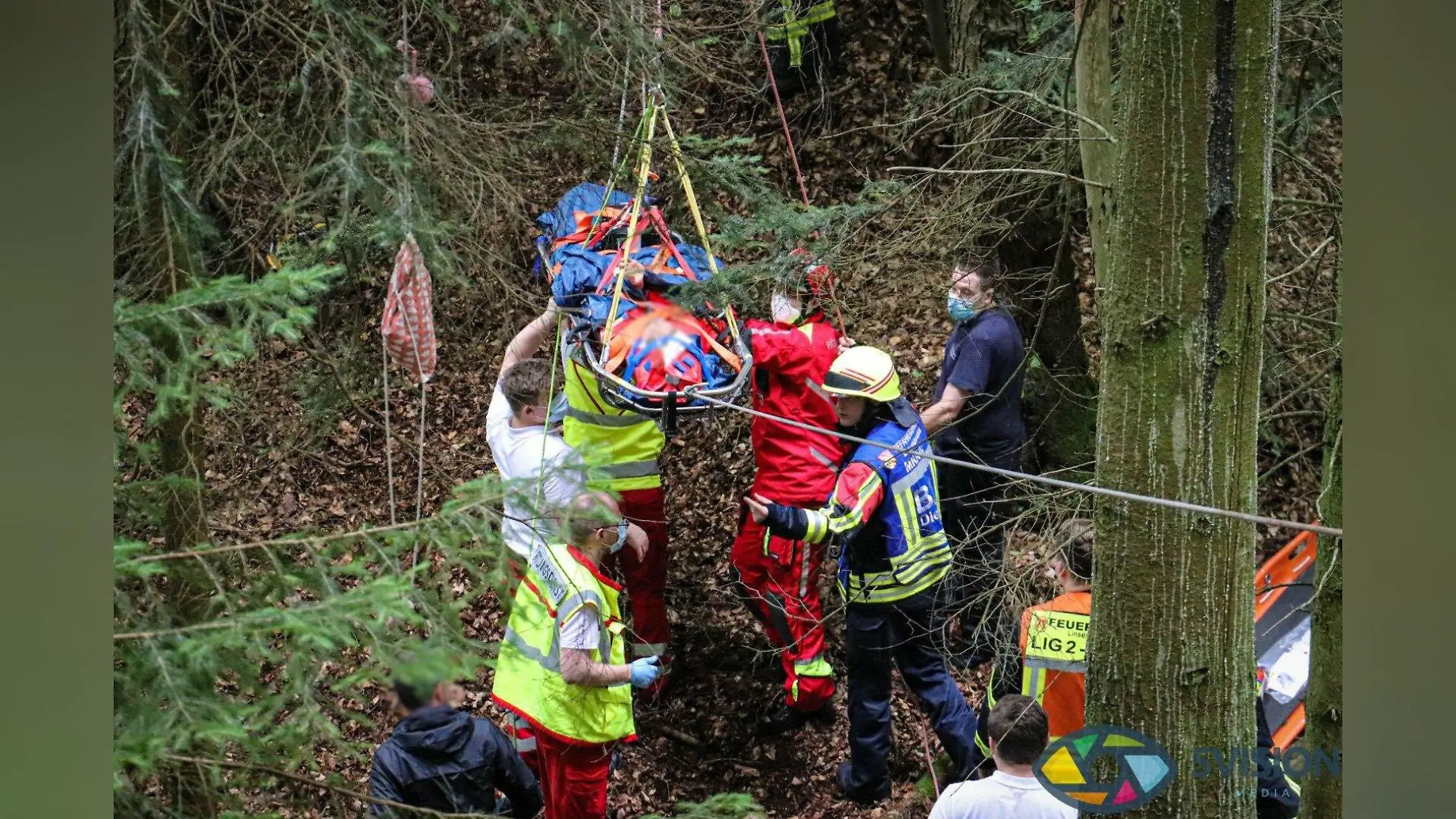 Höhenretter der Feuerwehr Hanau bergen den verunglückten Jungen.