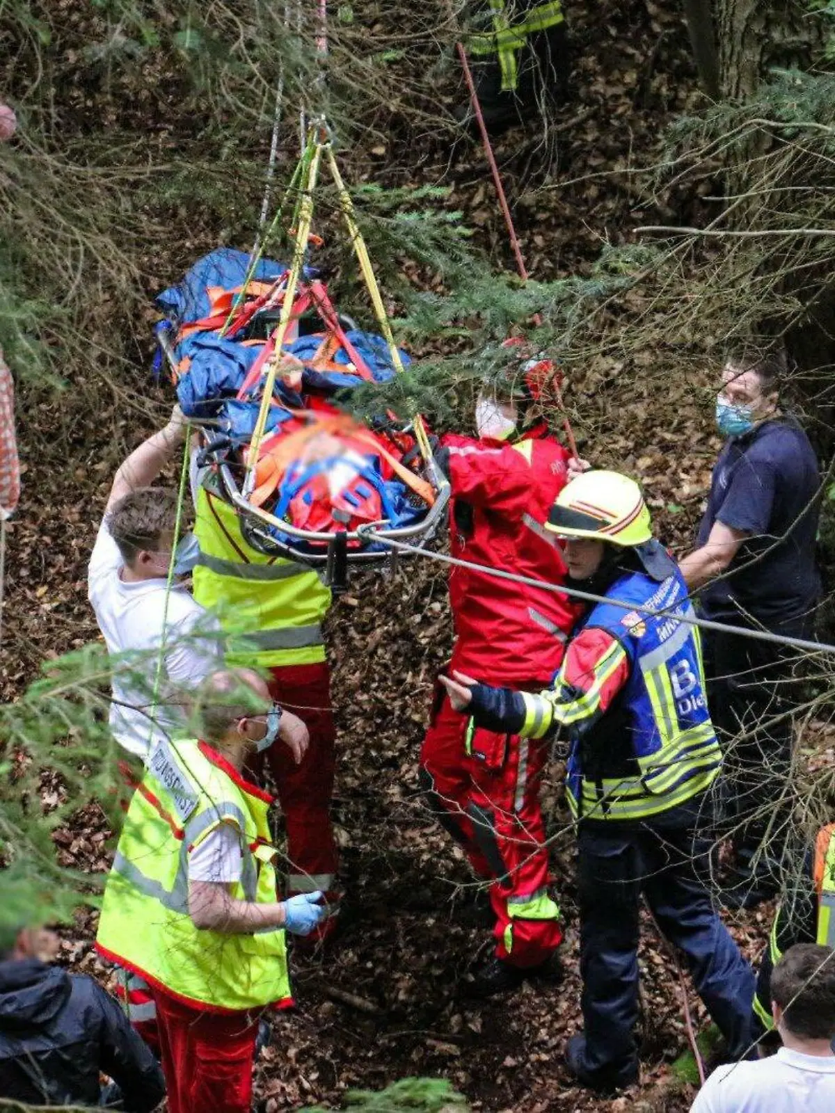 Höhenretter der Feuerwehr Hanau bergen den verunglückten Jungen.