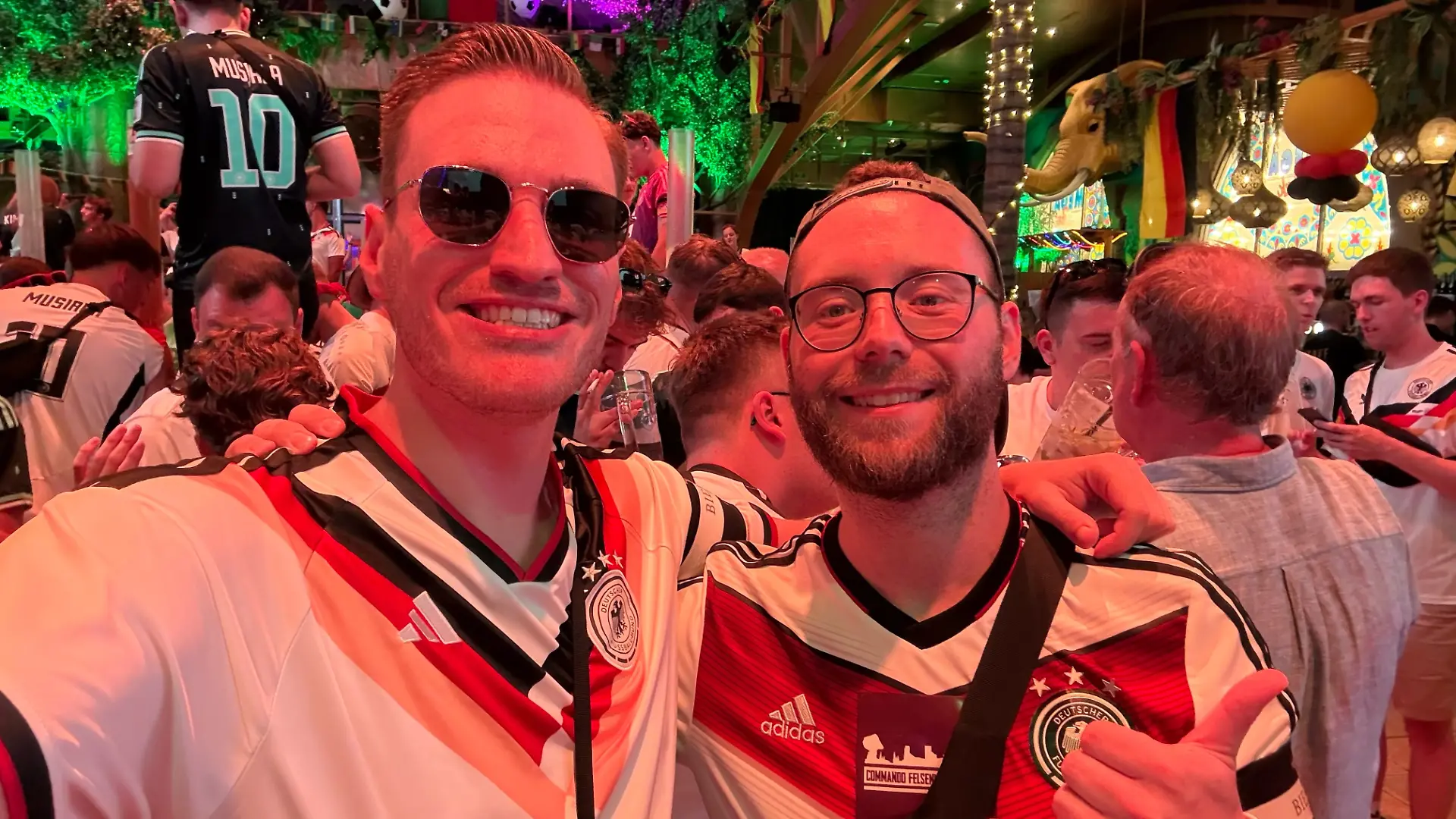 Bierdrian mit seinem Kumpel Tobi im Megapark. Dort schauten sie das Deutschland-Debakel.