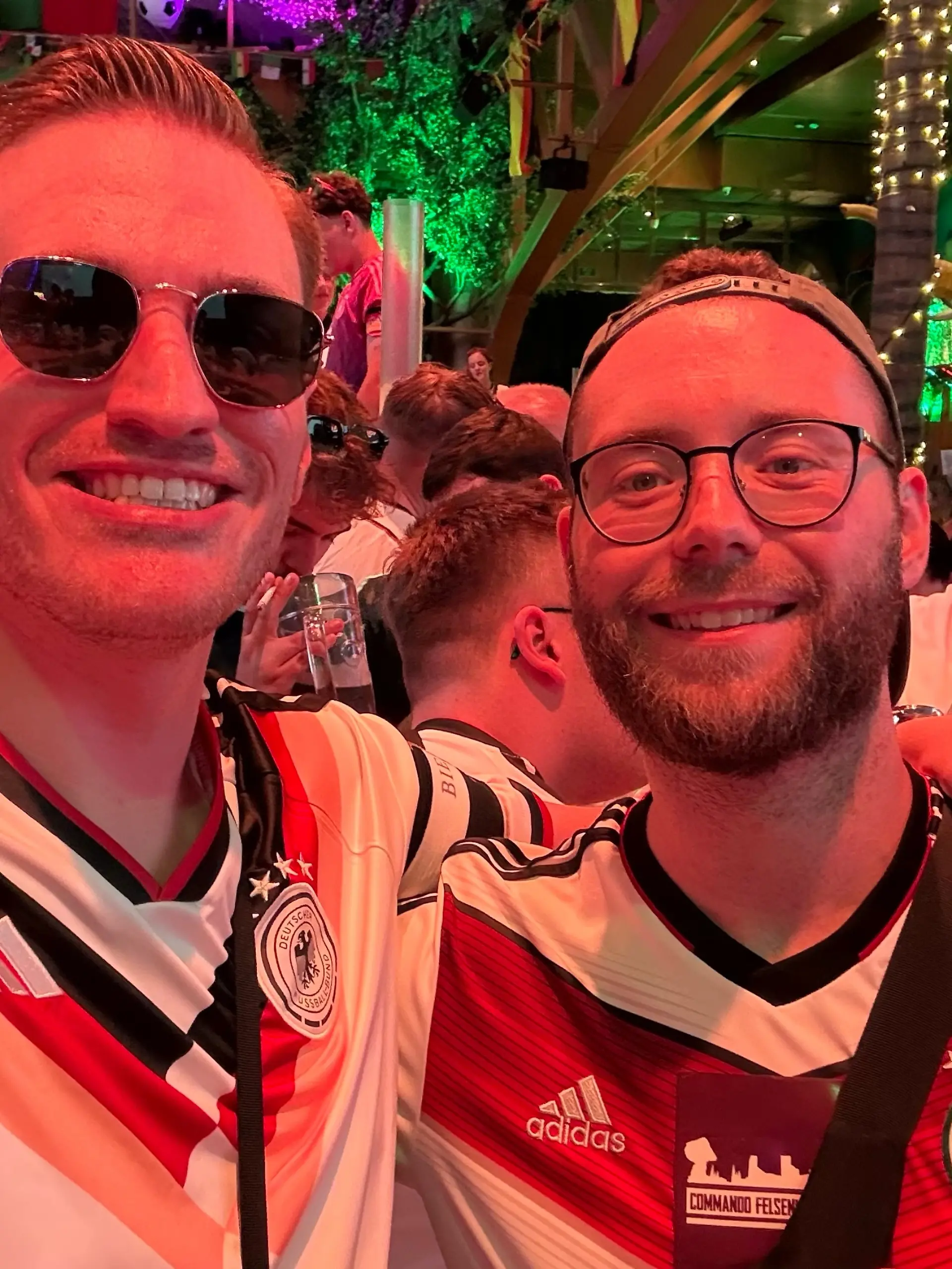 Bierdrian mit seinem Kumpel Tobi im Megapark. Dort schauten sie das Deutschland-Debakel. 