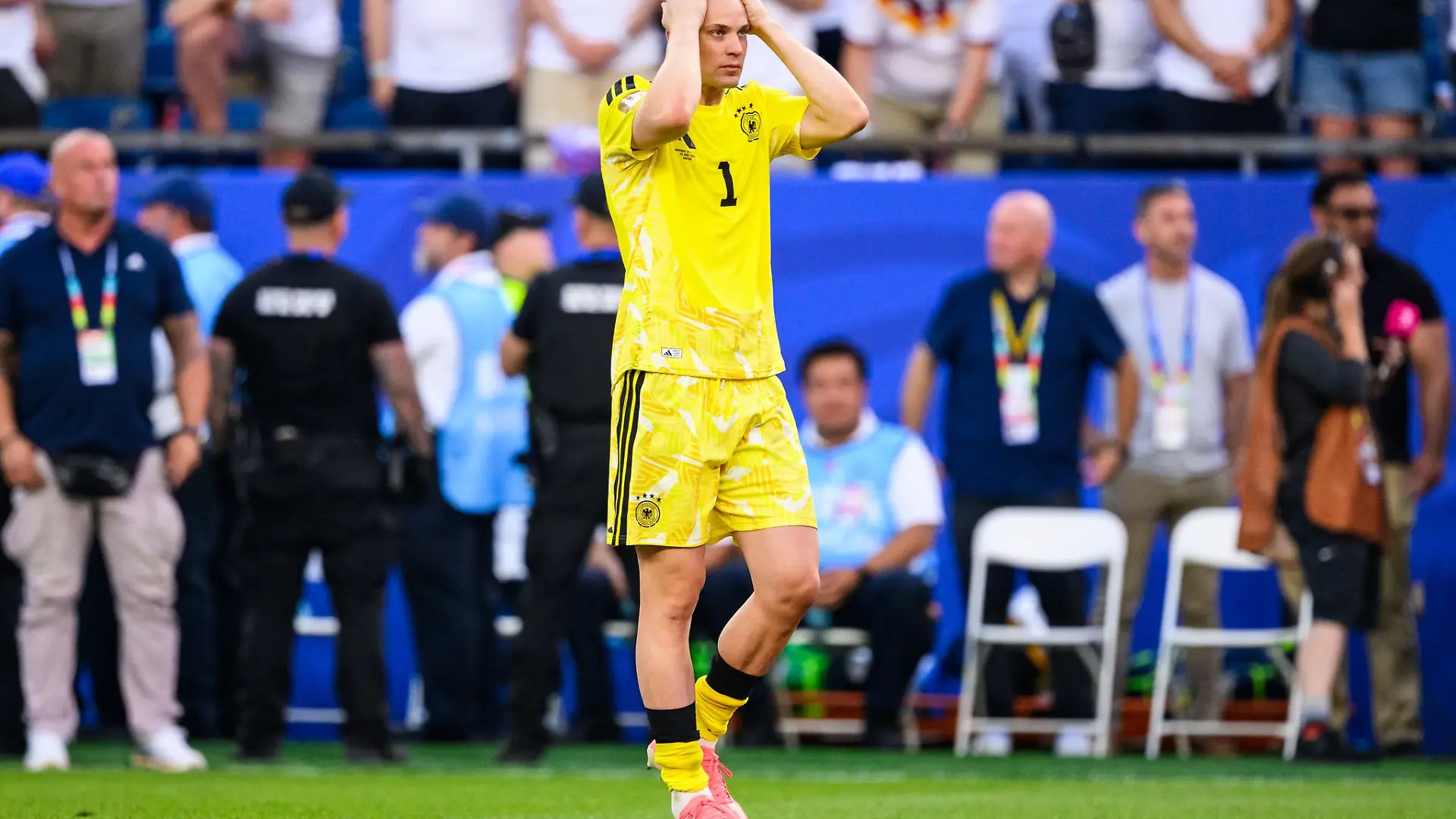 Der enttäuschte Nationaltorhüter Manuel Neuer nach der Niederlage gegen Paraguay. Das frühe Aus bei der Fußball-WM bedeutet weniger Zusatzgeschäft für Bayerns Einzelhandel.