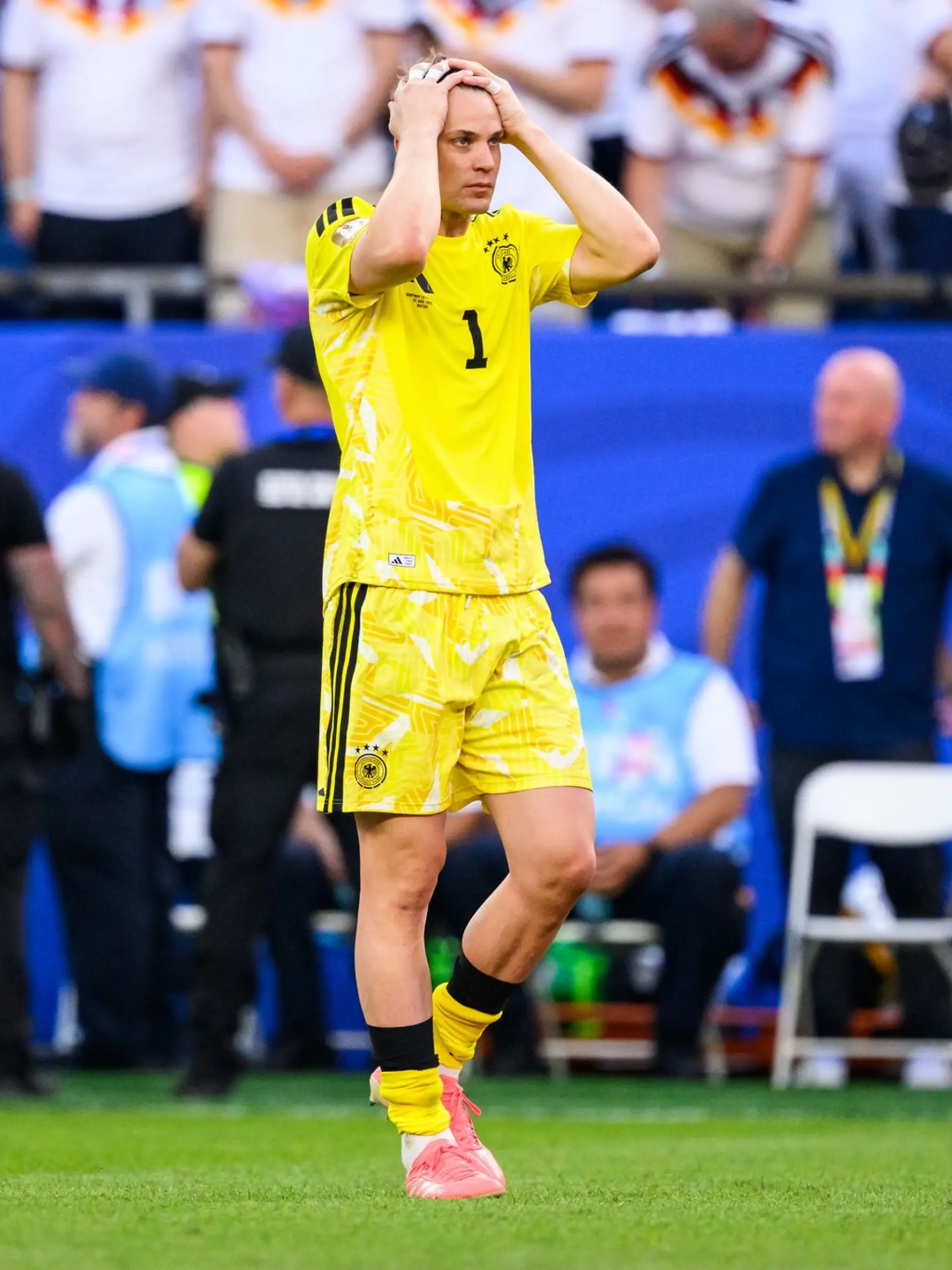 Der enttäuschte Nationaltorhüter Manuel Neuer nach der Niederlage gegen Paraguay. Das frühe Aus bei der Fußball-WM bedeutet weniger Zusatzgeschäft für Bayerns Einzelhandel.