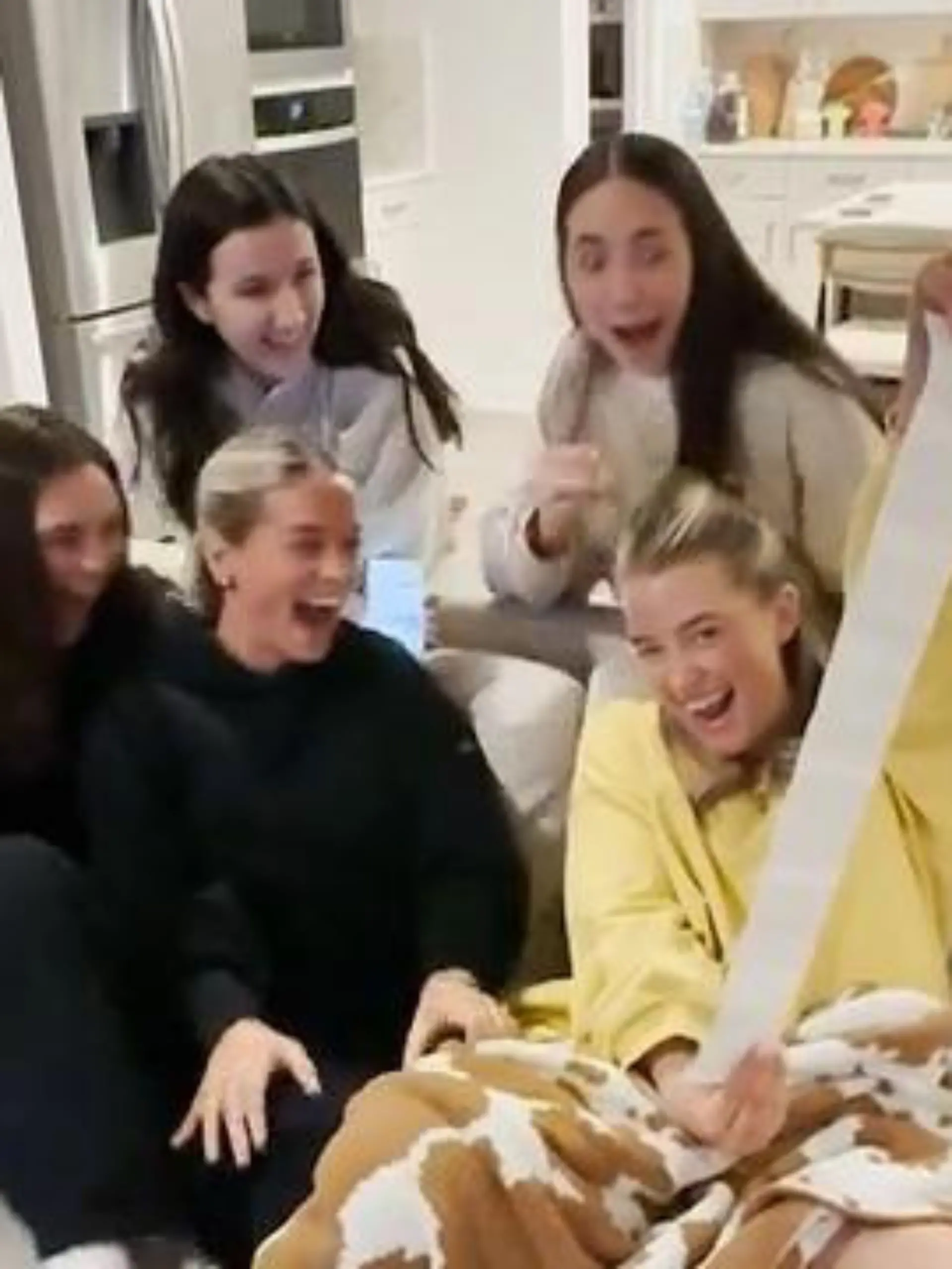 Bild zu: "Emily will Schwangerschaft verkünden – doch Freundinnen stehlen ihr SO die Show"