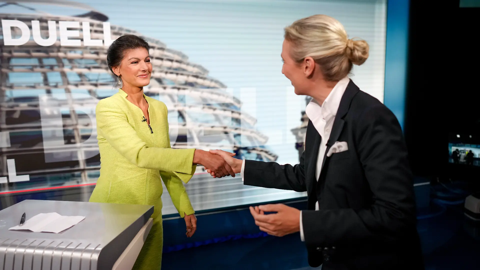 Alice Weidel (r), Partei- und Fraktionsvorsitzende der AfD, und Sahra Wagenknecht, Parteivorsitzende von BSW und Bundestagsabgeordnete, begrüßen sich zu Beginn des TV-Duell bei dem Nachrichtensender Welt-TV. +++ dpa-Bildfunk +++