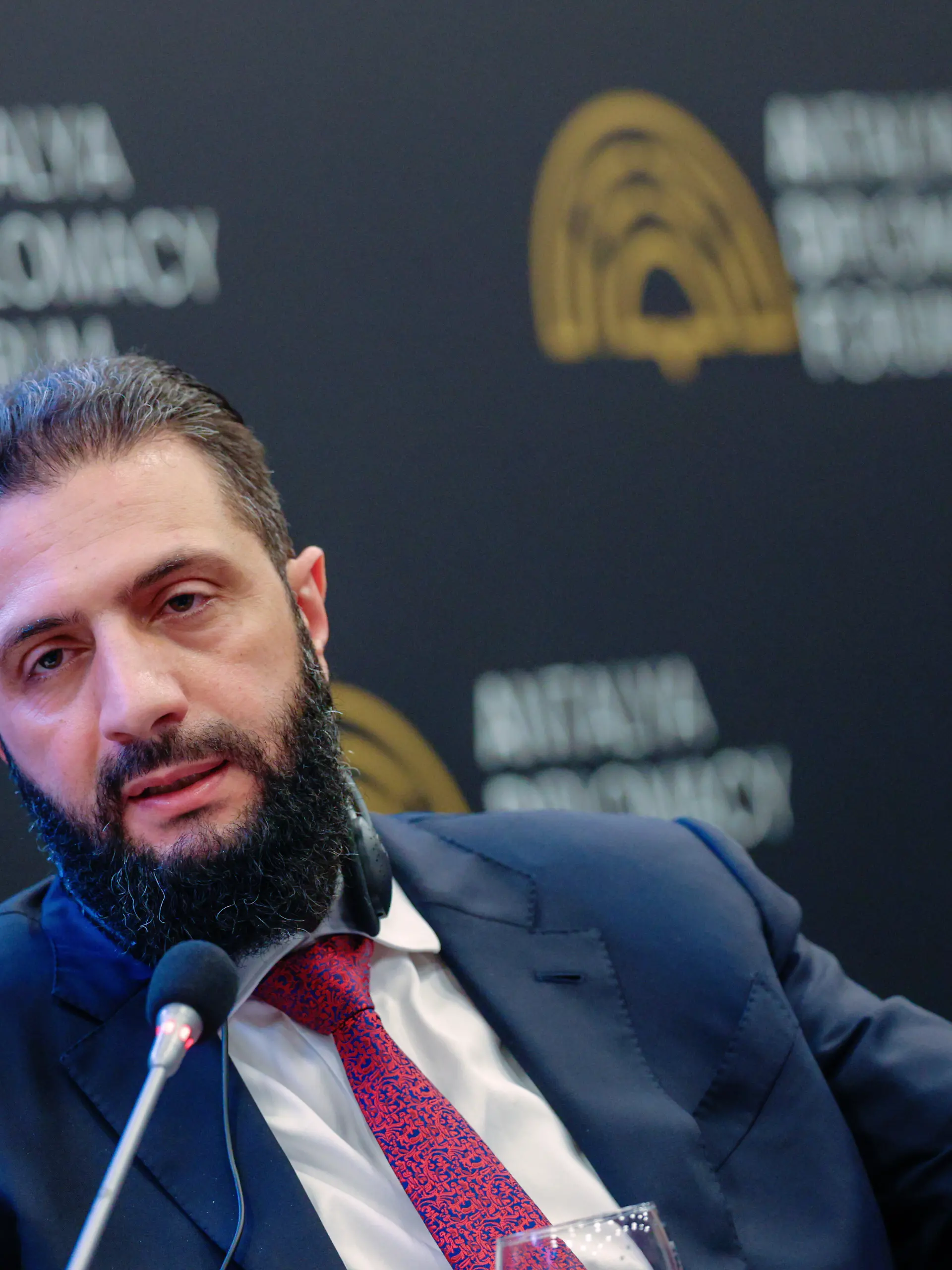 Der syrische Übergangspräsident Ahmad al-Scharaa spricht in einer Diskussionsrunde während des Antalya Diplomacy Forums - ein Treffen für internationale Politik. (zu dpa: «Syriens Präsident: Kein Militäreinsatz im Libanon geplant») +++ dpa-Bildfunk +++