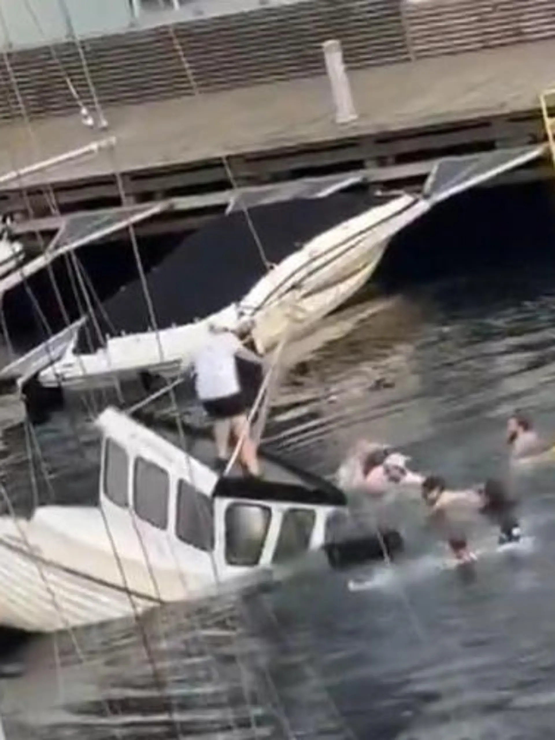 Bild zu: "Junggesellenabschied eskaliert! Gruppe versenkt Boot – Polizei ermittelt"