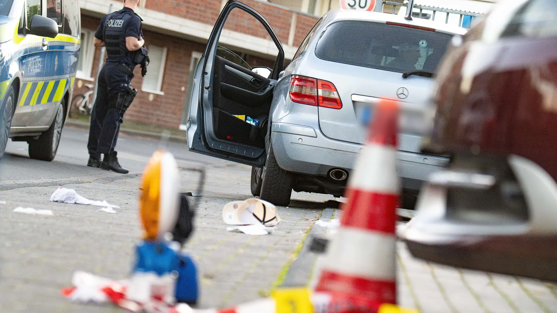 Einsatzkräfte der Polizei sind vor einem Fitnessstudio in Köln-Kalk im Einsatz. Dort ist ein Mann niedergeschossen worden und wenig später im Krankenhaus gestorben. Der Täter soll mit einem E-Scooter geflüchtet sein. Nach knapp zwei Jahren konnte der mutmaßliche Schütze in den Niederlanden festgenommen werden. (Archivbild) (zu dpa: «Tödliche Schüsse in Köln - Festnahme zwei Jahre später») +++ dpa-Bildfunk +++