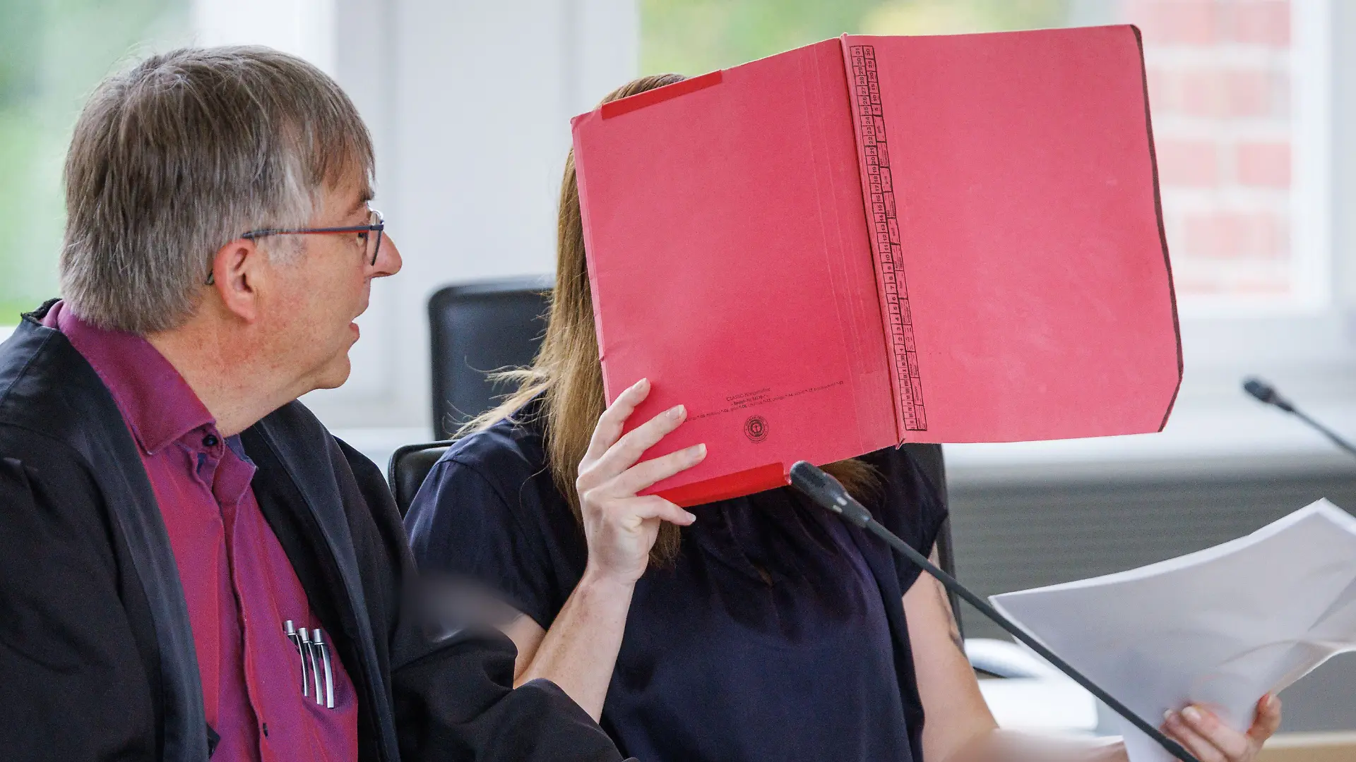 01.07.2026, Mecklenburg-Vorpommern, Rostock: Die Angeklagte sitzt neben ihrem Anwalt Andreas Ohm bei der Fortsetzung des Mordprozesses im Fall Fabian. Der Angeklagten wird vorgeworfen, am 10.10.2025 heimtückisch und aus niedrigen Beweggründen den zur Tatzeit achtjährigen Fabian aus Güstrow getötet zu haben.