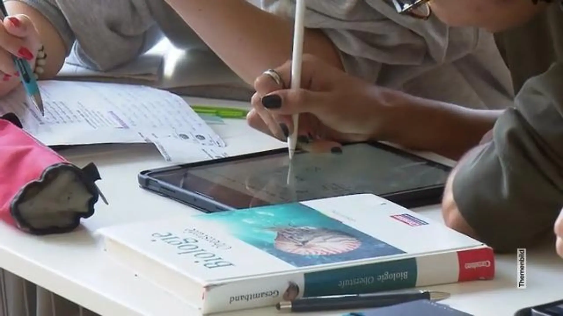Rechtsstreit verzögert Tablet-Beschaffung für Schulen Schüler warten auf neue Geräte