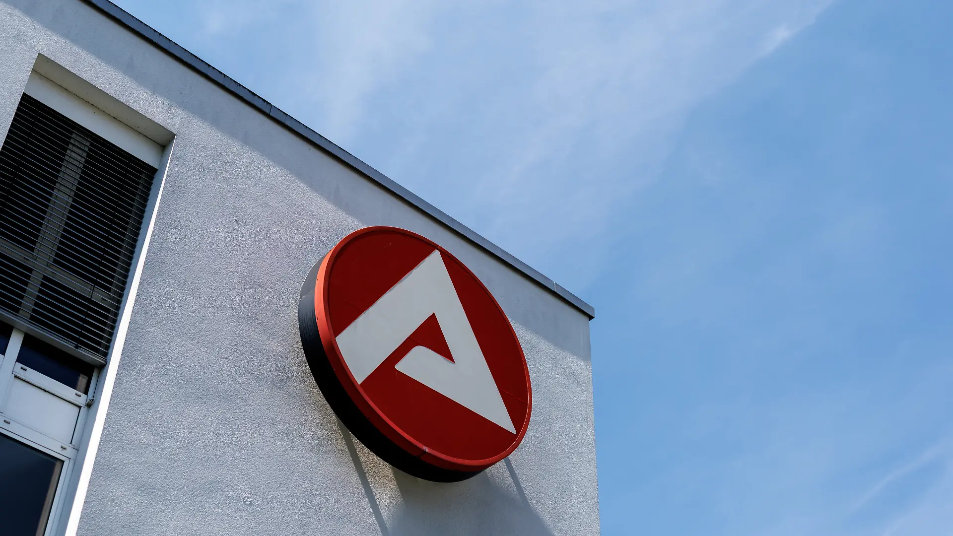 Das Logo der Agentur für Arbeit ist am Behördengebäude der Agentur für Arbeit in Hof an der Saale (Bayern) zu sehen.