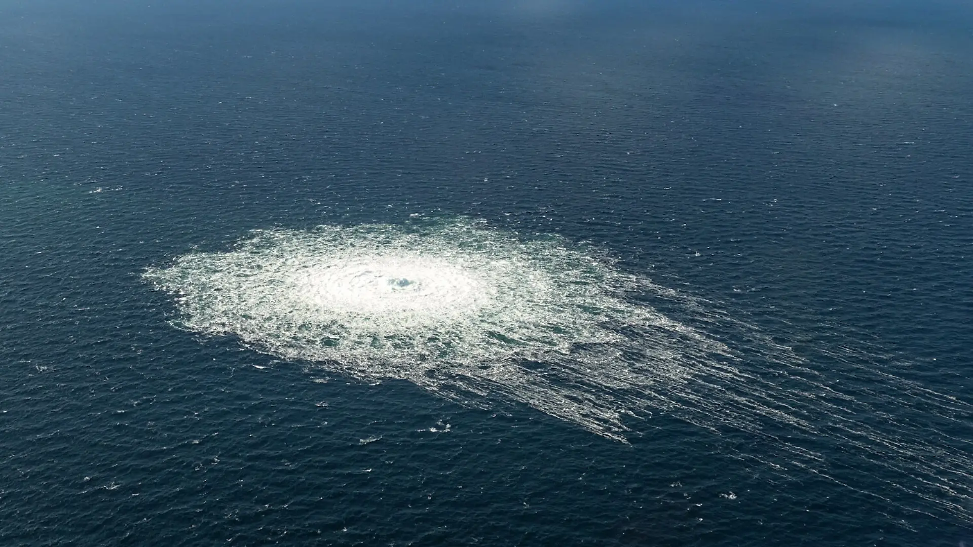 HANDOUT - Das vom dänischen Verteidigungskommando zur Verfügung gestellte Foto zeigt das Nord Stream 2-Gasleck in der Nähe von Bornholm aus der Luft. Russland besteht nach Medienberichten über eine mögliche ukrainische Spur bei den Explosionen an den Ostseepipelines Nord Stream 1 und 2 auf einer Aufklärung des Anschlags. Es müsse eine «transparente, internationale und dringliche Untersuchung dessen erfolgen, was jetzt vor sich geht», sagte Regierungssprecher Peskow am Donnerstag mit Blick auf Medienberichte über eine mögliche Beteiligung von Ukrainern an dem Anschlag. +++ dpa-Bildfunk +++
