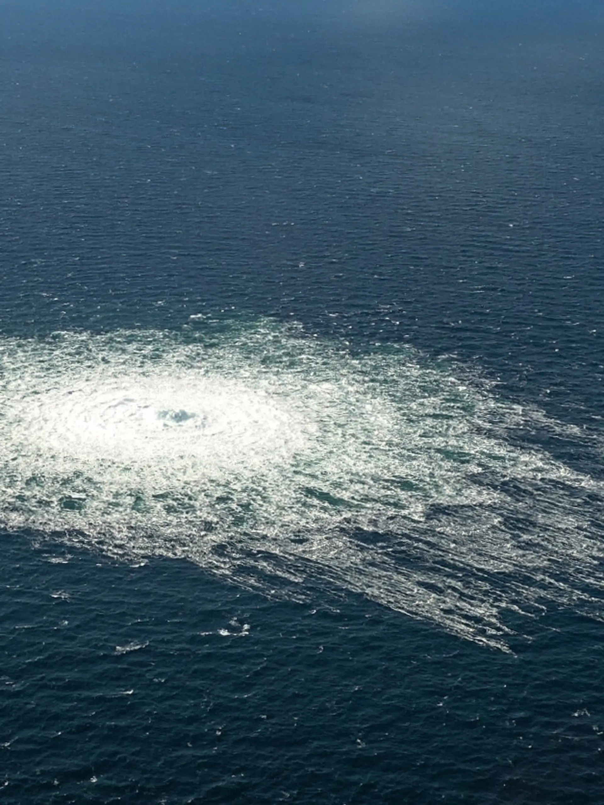 HANDOUT - Das vom dänischen Verteidigungskommando zur Verfügung gestellte Foto zeigt das Nord Stream 2-Gasleck in der Nähe von Bornholm aus der Luft. Russland besteht nach Medienberichten über eine mögliche ukrainische Spur bei den Explosionen an den Ostseepipelines Nord Stream 1 und 2 auf einer Aufklärung des Anschlags. Es müsse eine «transparente, internationale und dringliche Untersuchung dessen erfolgen, was jetzt vor sich geht», sagte Regierungssprecher Peskow am Donnerstag mit Blick auf Medienberichte über eine mögliche Beteiligung von Ukrainern an dem Anschlag. +++ dpa-Bildfunk +++