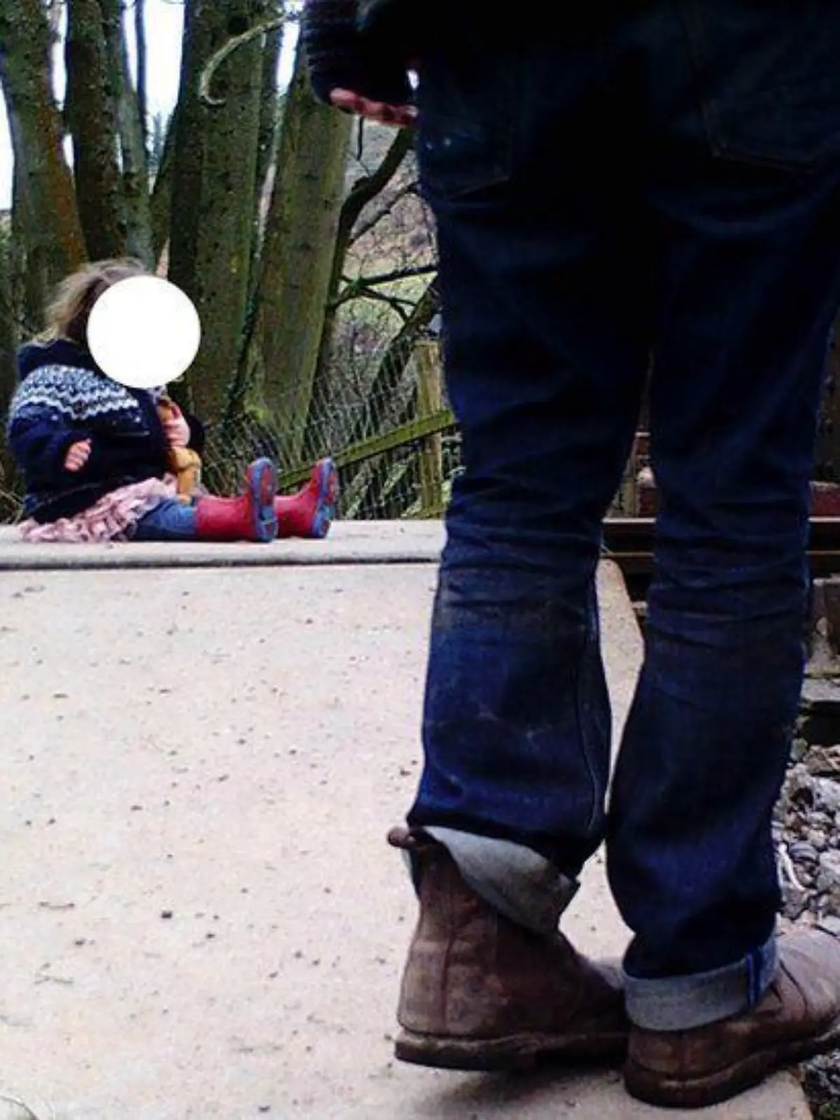 Eltern setzen Kleinkind für ein Selfie auf die Gleise
