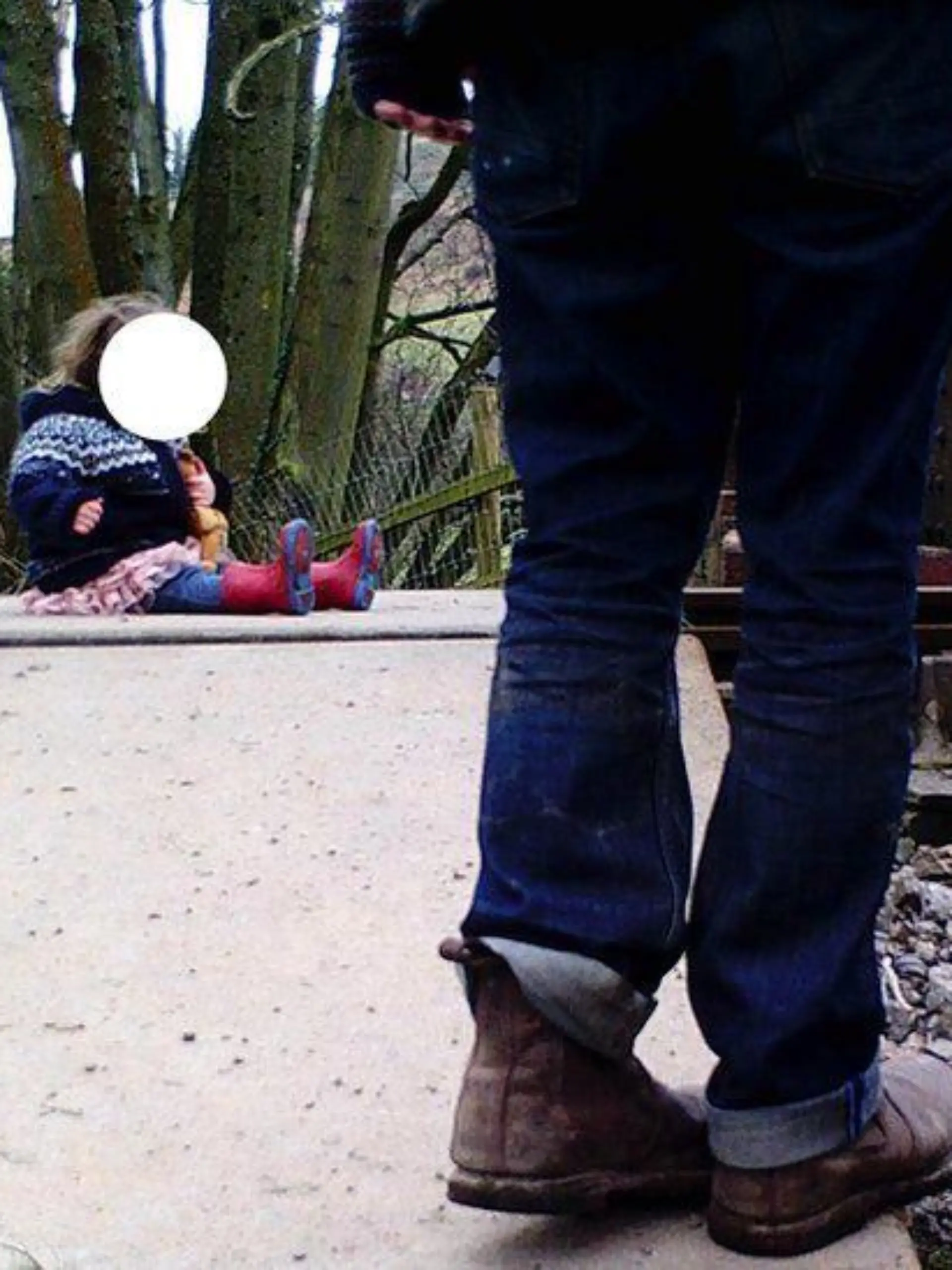 Eltern setzen Kleinkind für ein Selfie auf die Gleise
