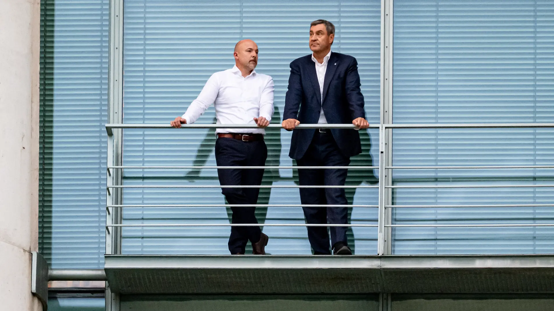 Alexander Hoffmann (l), stellvertretender Vorsitzender der CDU/CSU-Bundestagsfraktion, und Markus Söder (CSU), Ministerpräsident von Bayern, stehen während dem Koalitionsausschuss auf einem Balkon des Bundeskanzleramts. Die Koalitionsspitzen wollen Eckpunkte für Reformen beschließen. +++ dpa-Bildfunk +++