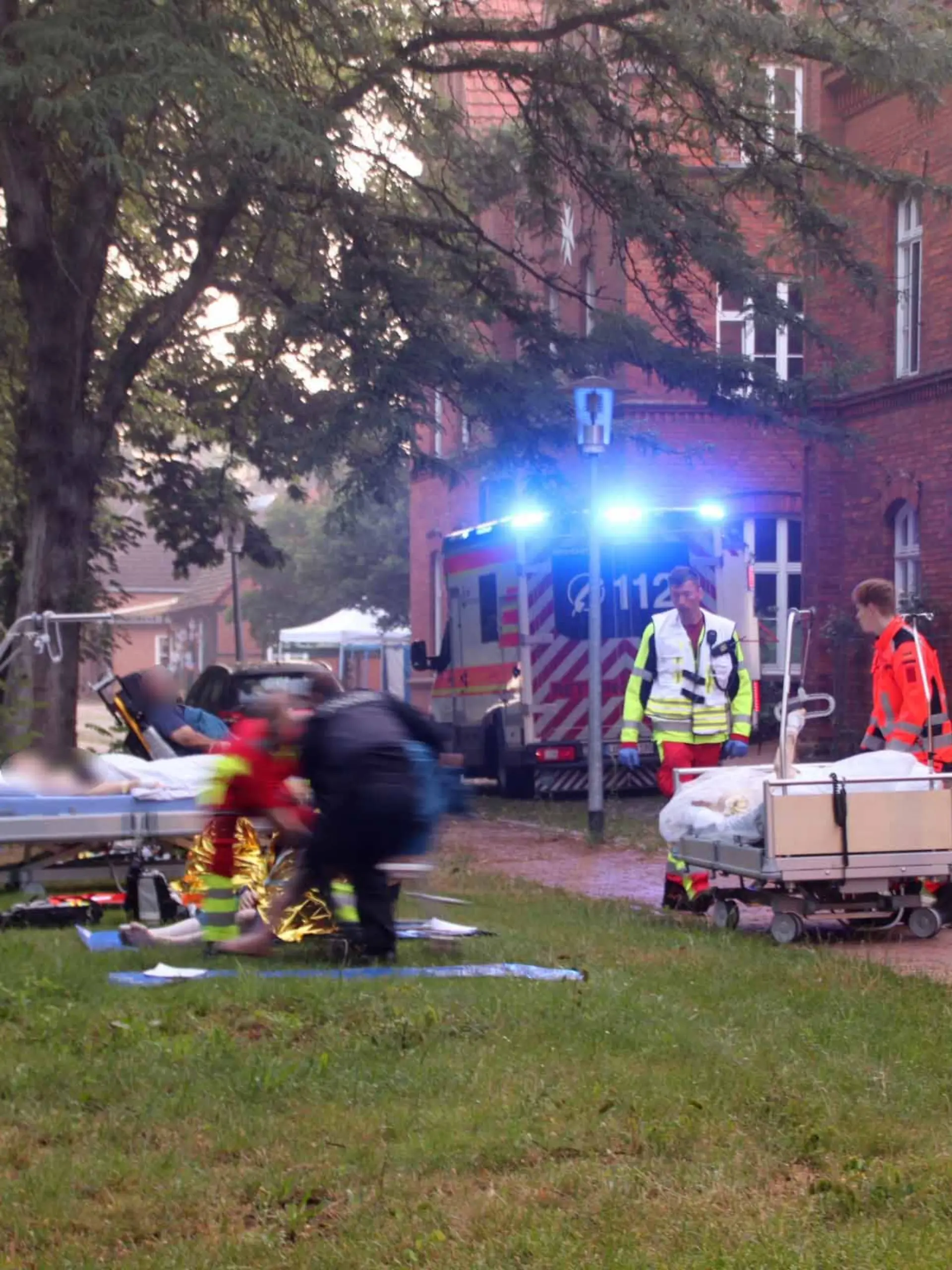 Nach einem Dachstuhlbrand in einem Krankenhaus werden mindestens 34 Menschen verletzt. Patienten und Mitarbeiter werden evakuiert, ein Mensch muss reanimiert werden.