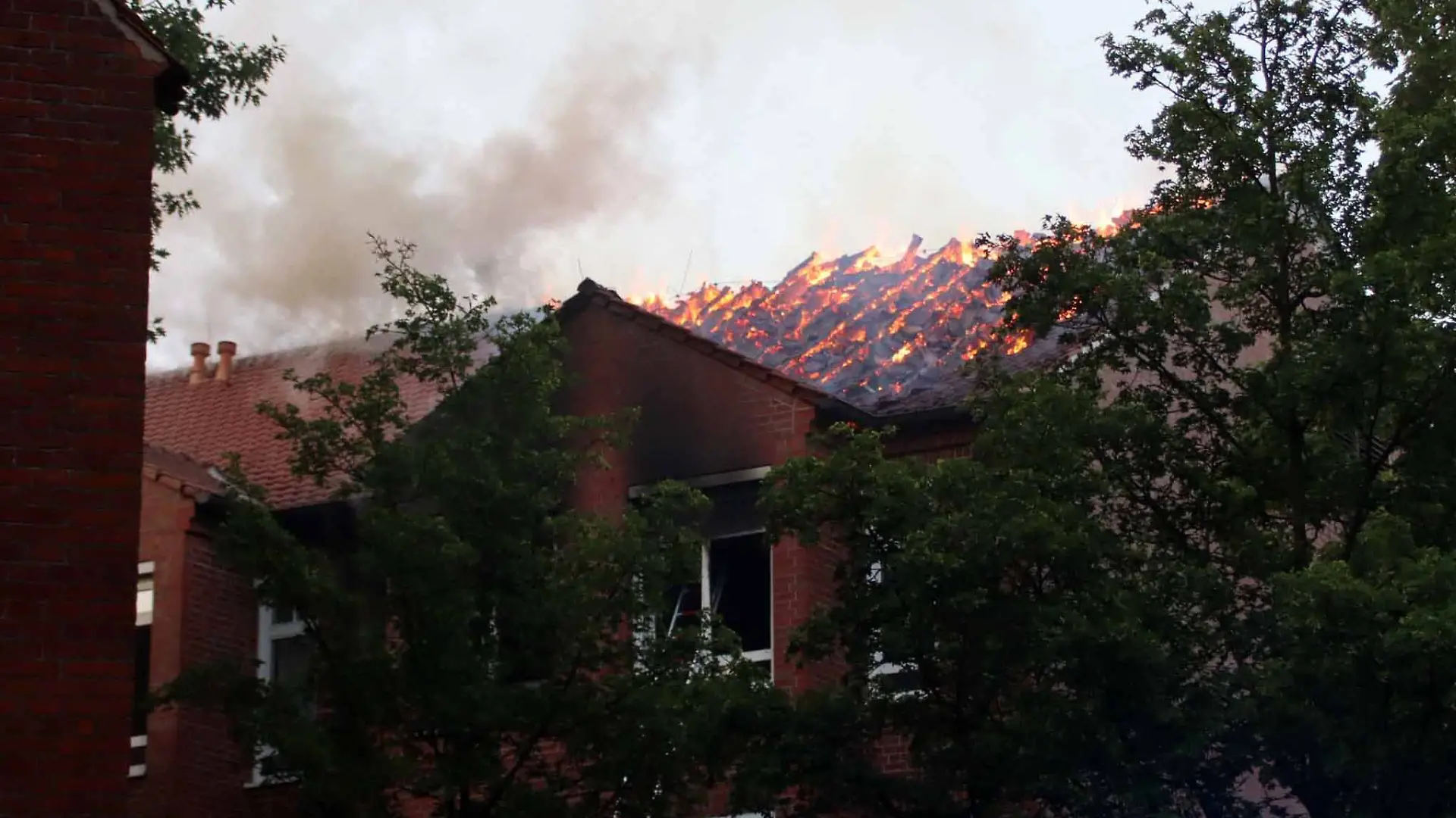 Dramatische Szenen in Ludwigslust: Der Dachstuhl eines Krankenhauses steht in Flammen.