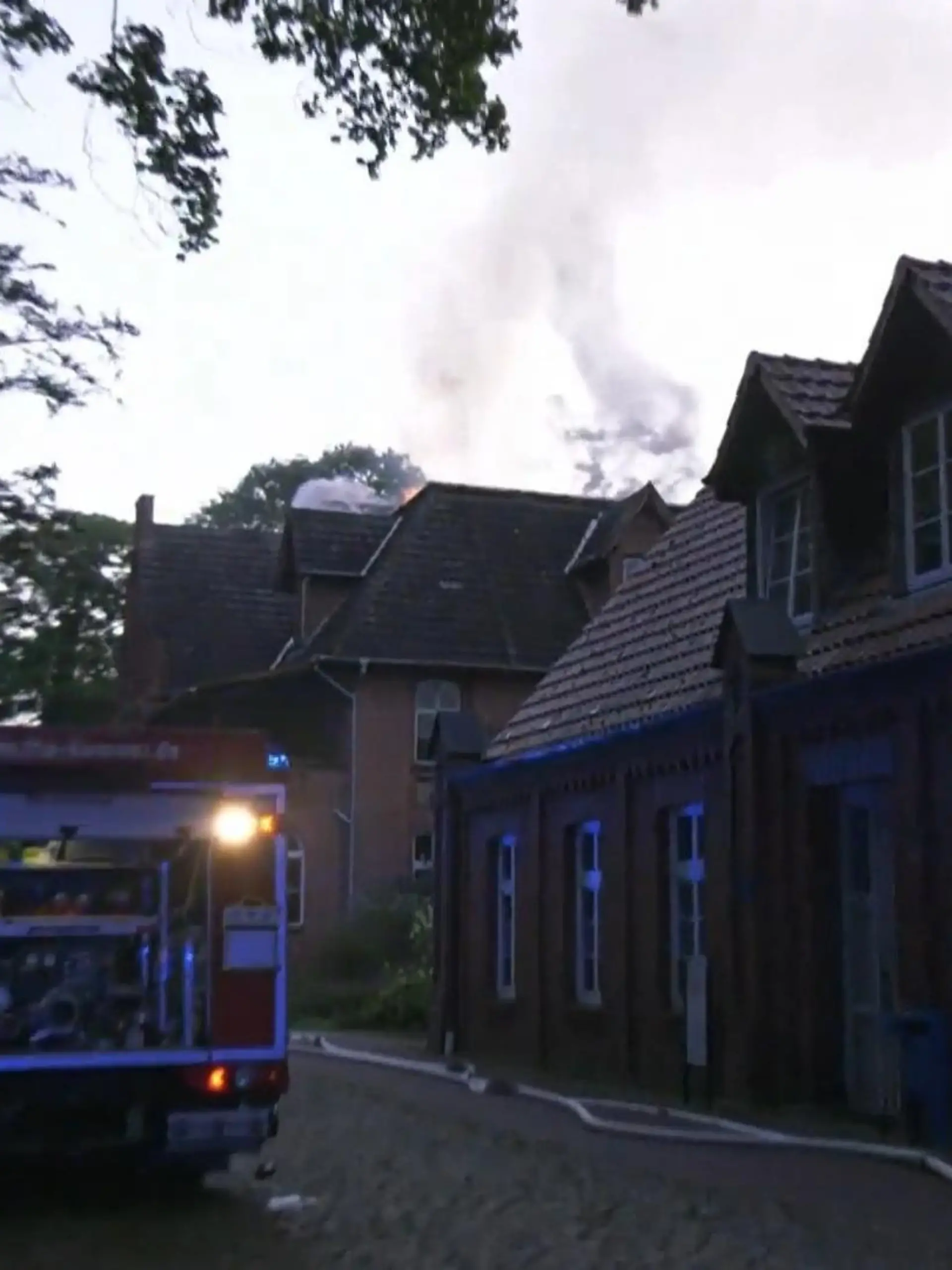 Bild zu: "Krankenhaus evakuiert! Dachstuhl in Flammen"