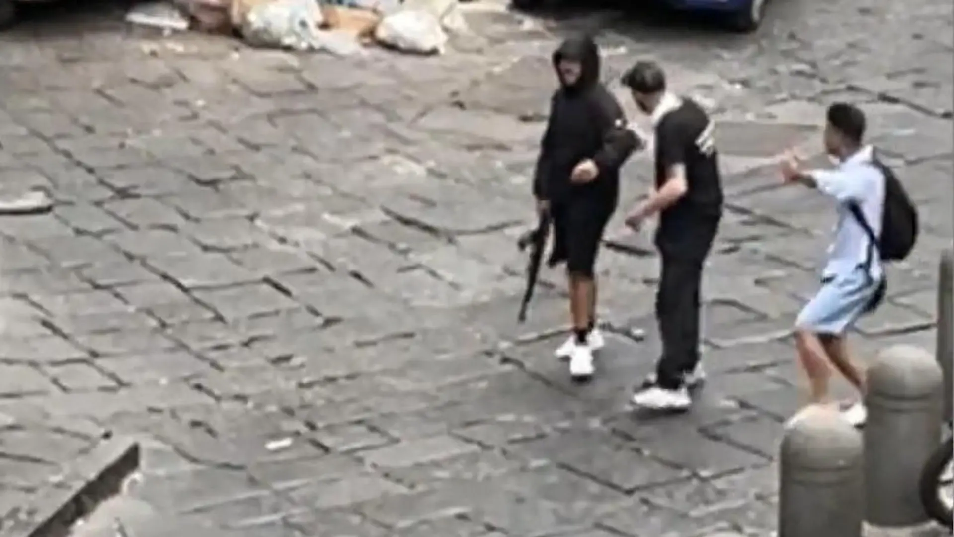 Schüsse in italienischem Urlaubsort! Vermummter sorgt bei Touris mit Waffe für Panik Haftbefehl gegen drei Personen