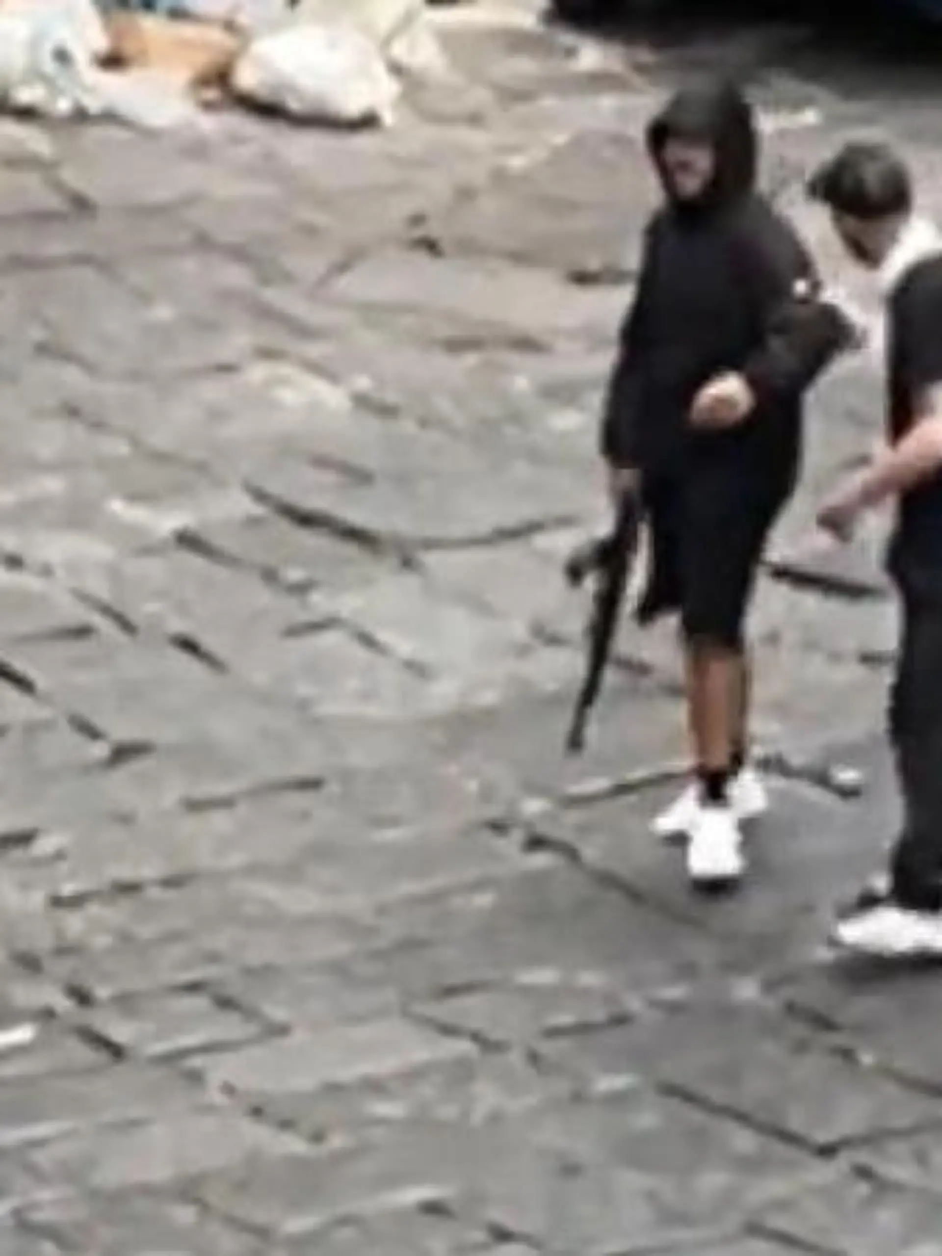 Bild zu: "Schüsse in italienischem Urlaubsort! Vermummter sorgt bei Touris mit Waffe für Panik"