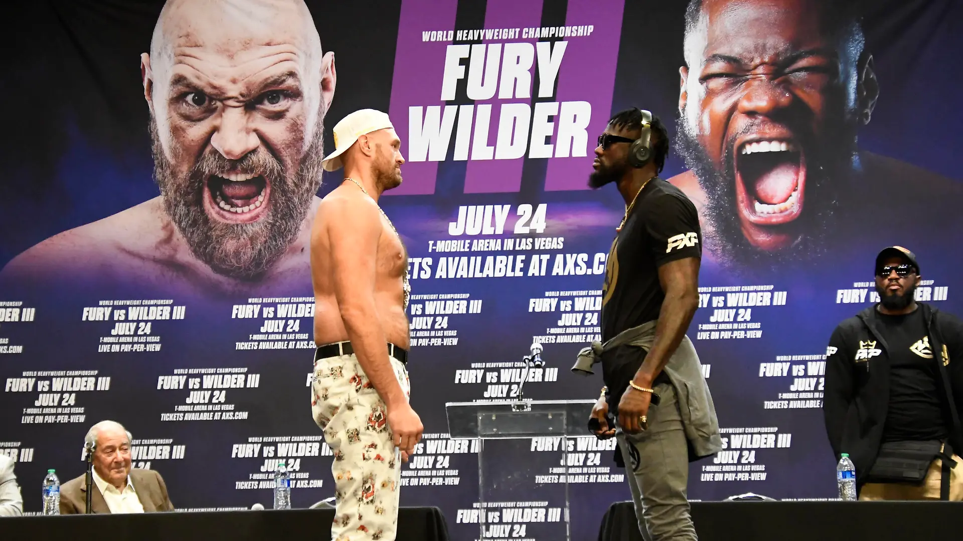 Sport Bilder des Tages June 15,2021, Los Angeles, California, USA: DEONTAY THE BRONZE BOMBER WILDER R faces off with with TYSON FURY at a press conference, PK, Pressekonferenz Tuesday. The two will fight for a 3rd time on Saturday, July 24, headlining a pay-per-view event live from T-Mobile Arena in Las Vegas. Los Angeles USA - ZUMAbl1_ 20210615_zaf_bl1_007 Copyright: xGenexBlevinsx