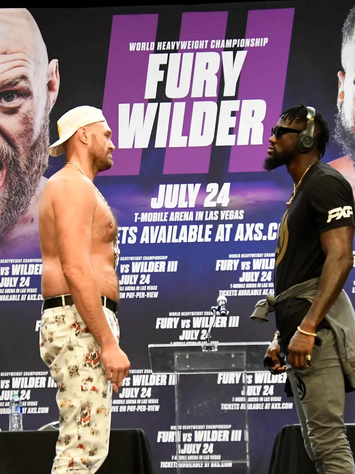 Sport Bilder des Tages June 15,2021, Los Angeles, California, USA: DEONTAY THE BRONZE BOMBER WILDER R faces off with with TYSON FURY at a press conference, PK, Pressekonferenz Tuesday. The two will fight for a 3rd time on Saturday, July 24, headlining a pay-per-view event live from T-Mobile Arena in Las Vegas. Los Angeles USA - ZUMAbl1_ 20210615_zaf_bl1_007 Copyright: xGenexBlevinsx