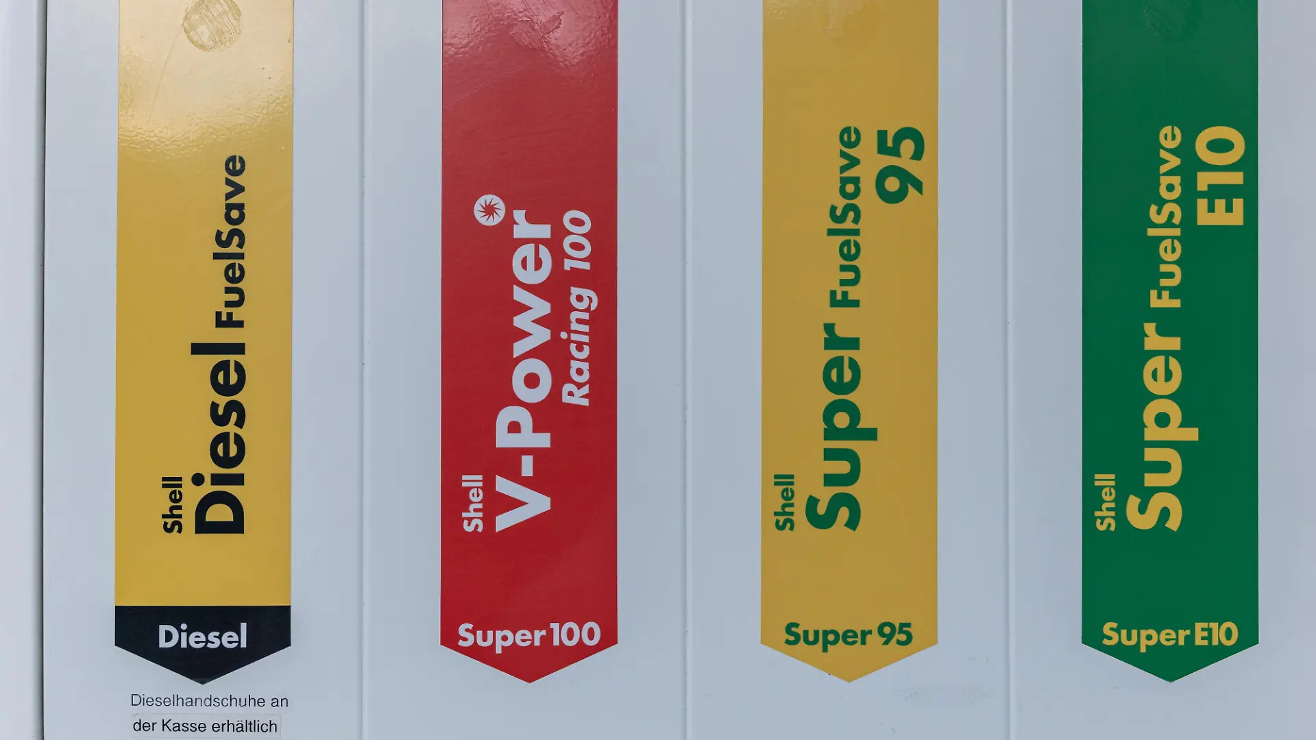 13.05.26, Bad Camberg: Symbolfoto, Illustrationsbild, Symbolbild, Illustrationsfoto, Alltagsszene Beschriftungen verschiedener Kraftstoffsorten an einer Shell-Tankstelle mit Diesel, V-Power Racing 100, Super 95 und Super E10. Die Aufnahme zeigt das Angebot moderner Kraftstoffe und steht im Zusammenhang mit aktuellen Entwicklungen auf dem Energiemarkt, steigenden Kraftstoffpreisen sowie geopolitischen Spannungen und deren Auswirkungen auf Mobilität und Verbraucher.