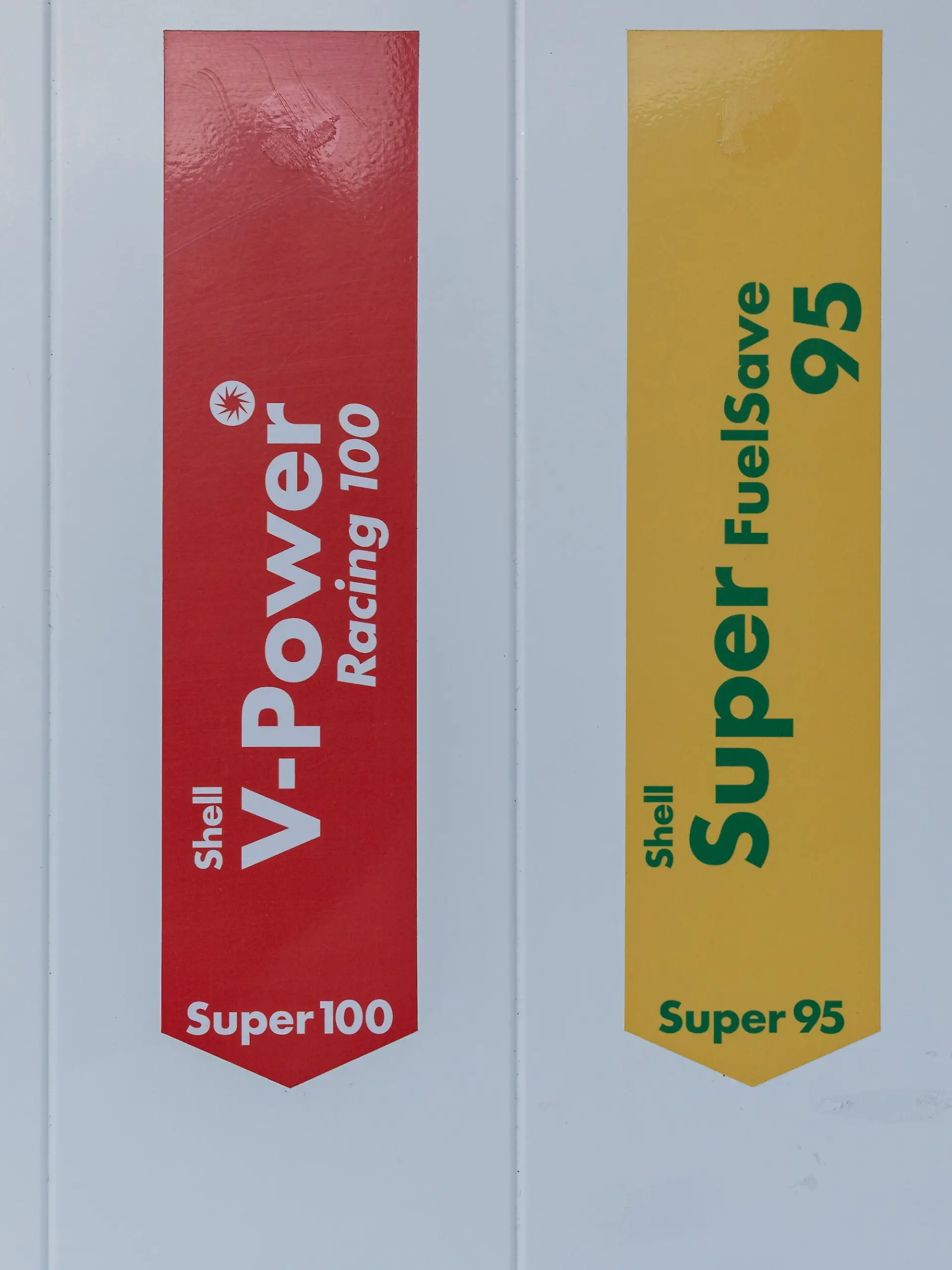 13.05.26, Bad Camberg: Symbolfoto, Illustrationsbild, Symbolbild, Illustrationsfoto, Alltagsszene Beschriftungen verschiedener Kraftstoffsorten an einer Shell-Tankstelle mit Diesel, V-Power Racing 100, Super 95 und Super E10. Die Aufnahme zeigt das Angebot moderner Kraftstoffe und steht im Zusammenhang mit aktuellen Entwicklungen auf dem Energiemarkt, steigenden Kraftstoffpreisen sowie geopolitischen Spannungen und deren Auswirkungen auf Mobilität und Verbraucher.