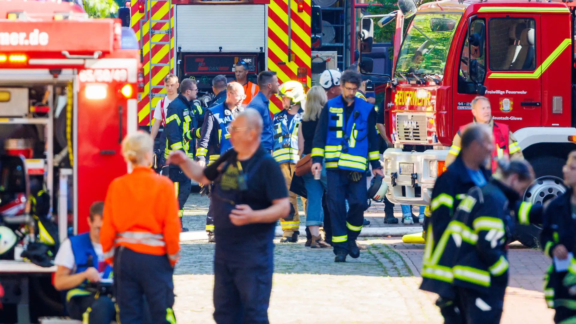 Einsatzkräfte von Feuerwehr und Polizei sind am LUP Klinikum im Rettungseinsatz. 