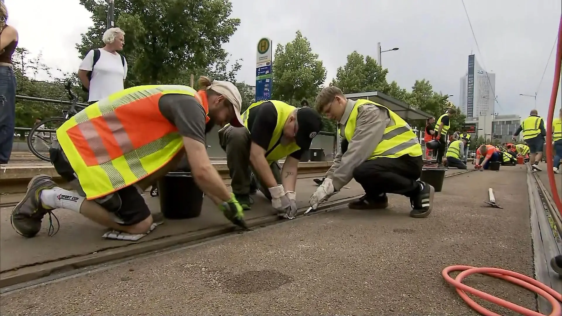 Hitzewelle legt Leipziger Straßenbahnen lahm – jetzt kratzen Freiwillige die Gleise frei! „Wir hoffen, dass alles bald wieder fährt."