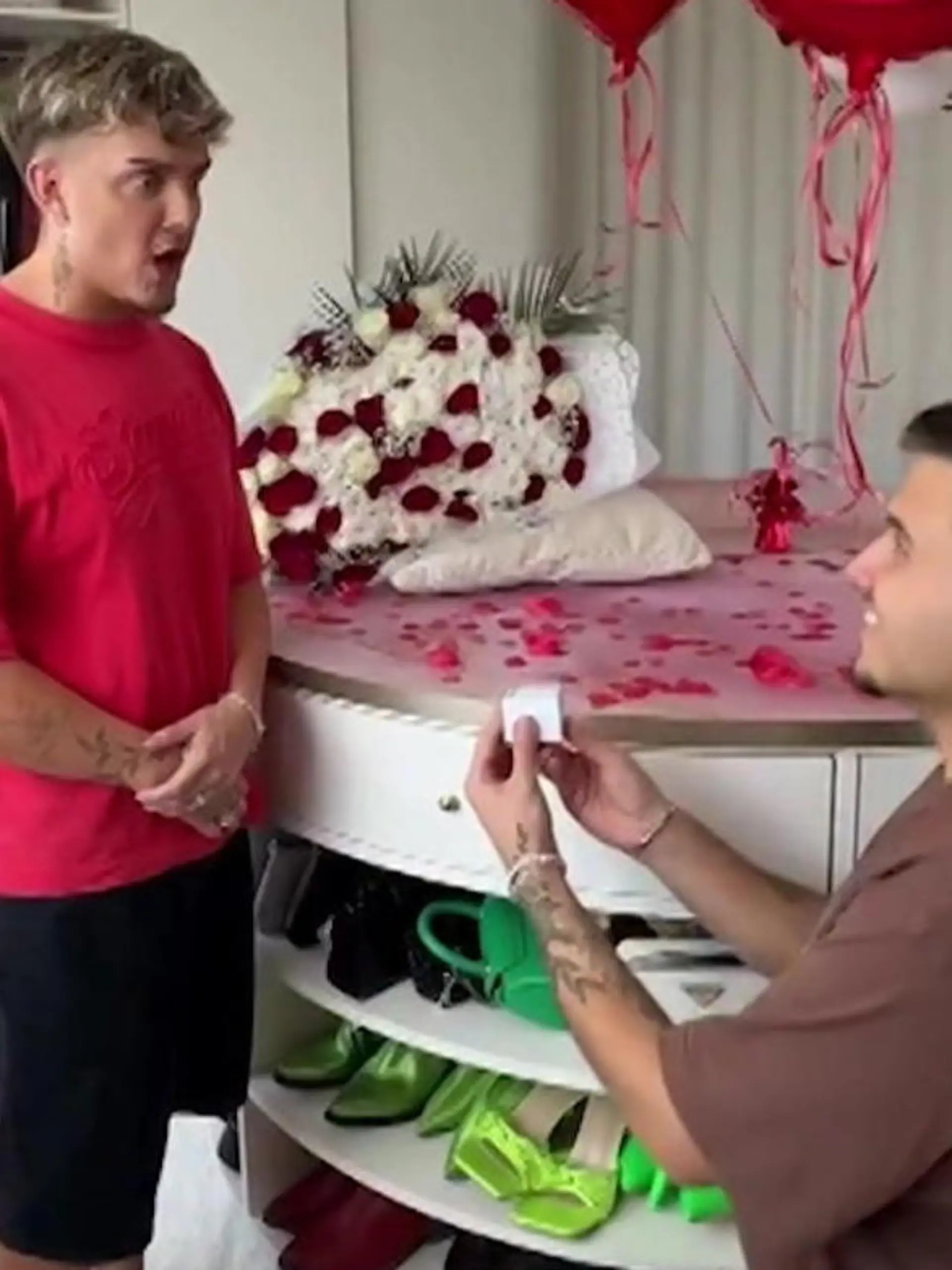 Bild zu: "Ex-Dschungelstar in Schockstarre! Heiratsantrag nach sechs Monaten Beziehung? "