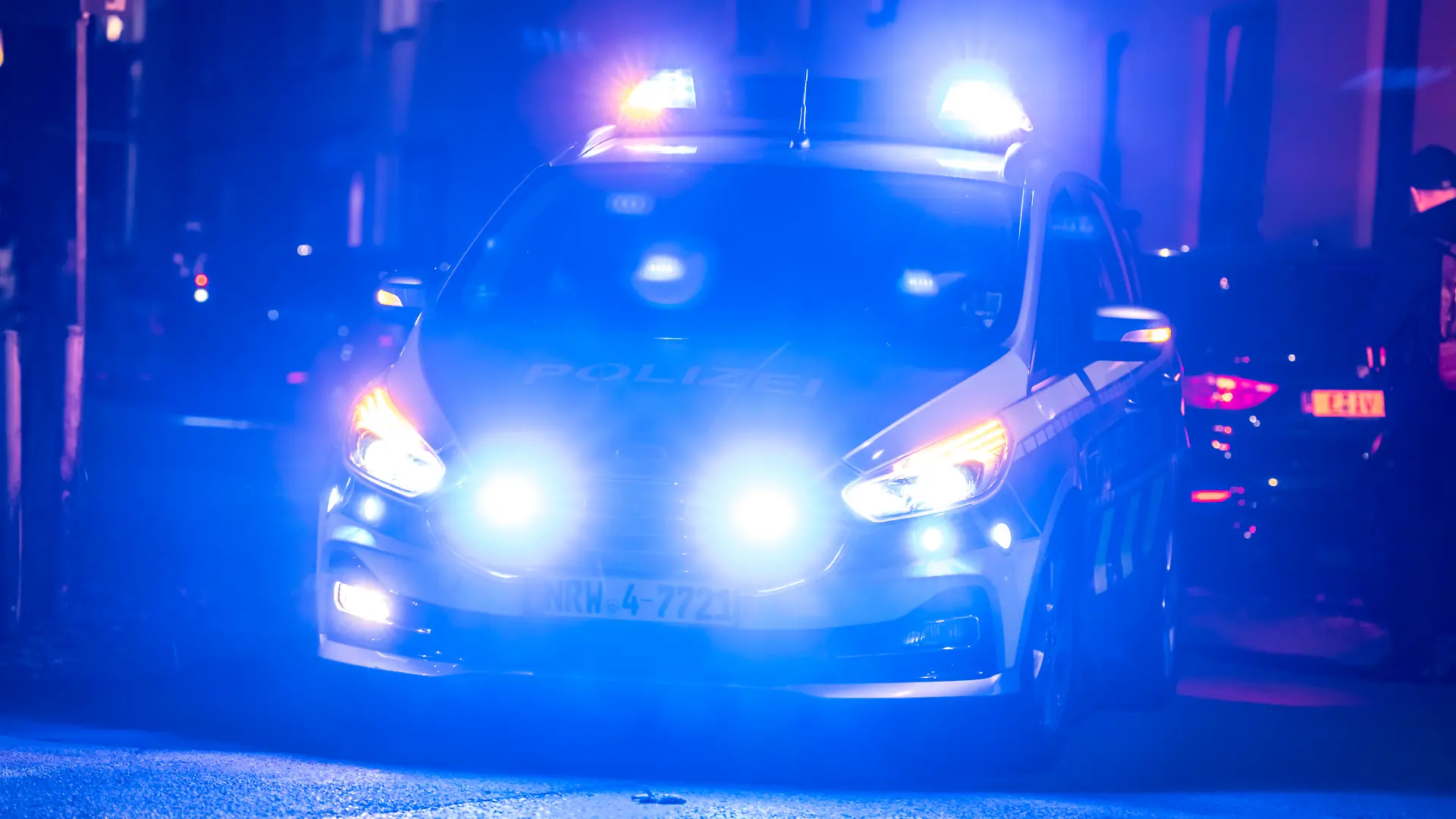 Polizei Streifenwagen mit Blaulicht im Einsatz, Essen, NRW, Deutschland
