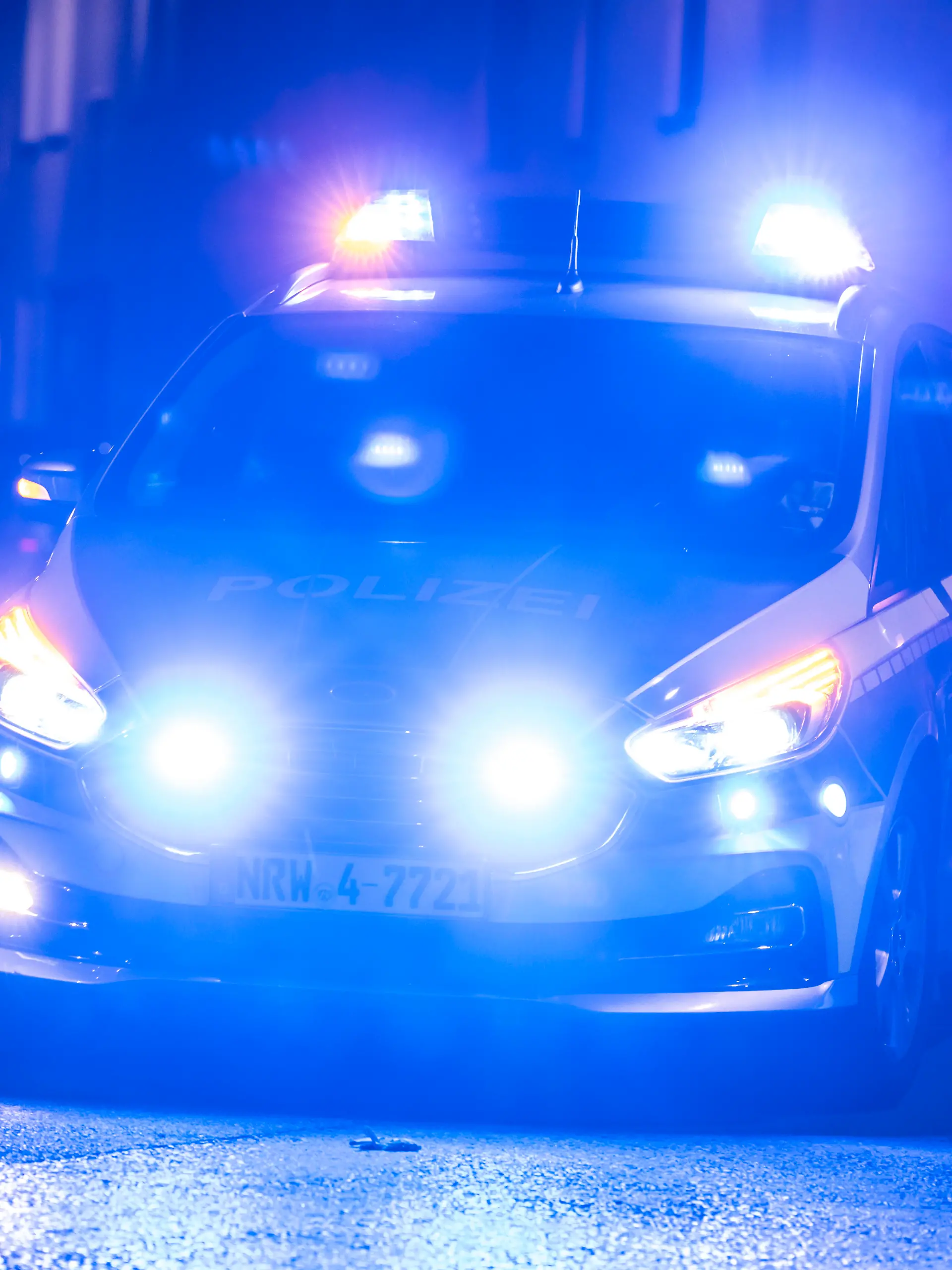 Polizei Streifenwagen mit Blaulicht im Einsatz, Essen, NRW, Deutschland