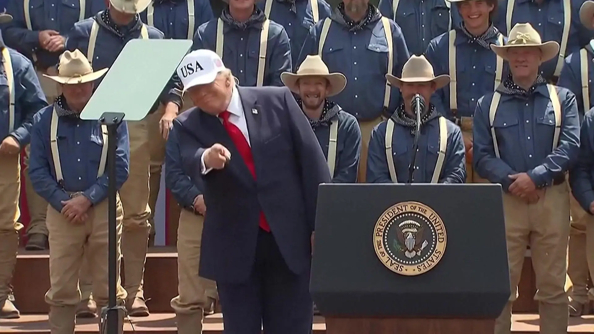 „Dann haben wir einen Dreier!“ Schockt Trump hier mit Sex-Anspielung? Ausrutscher bei Ordensrede