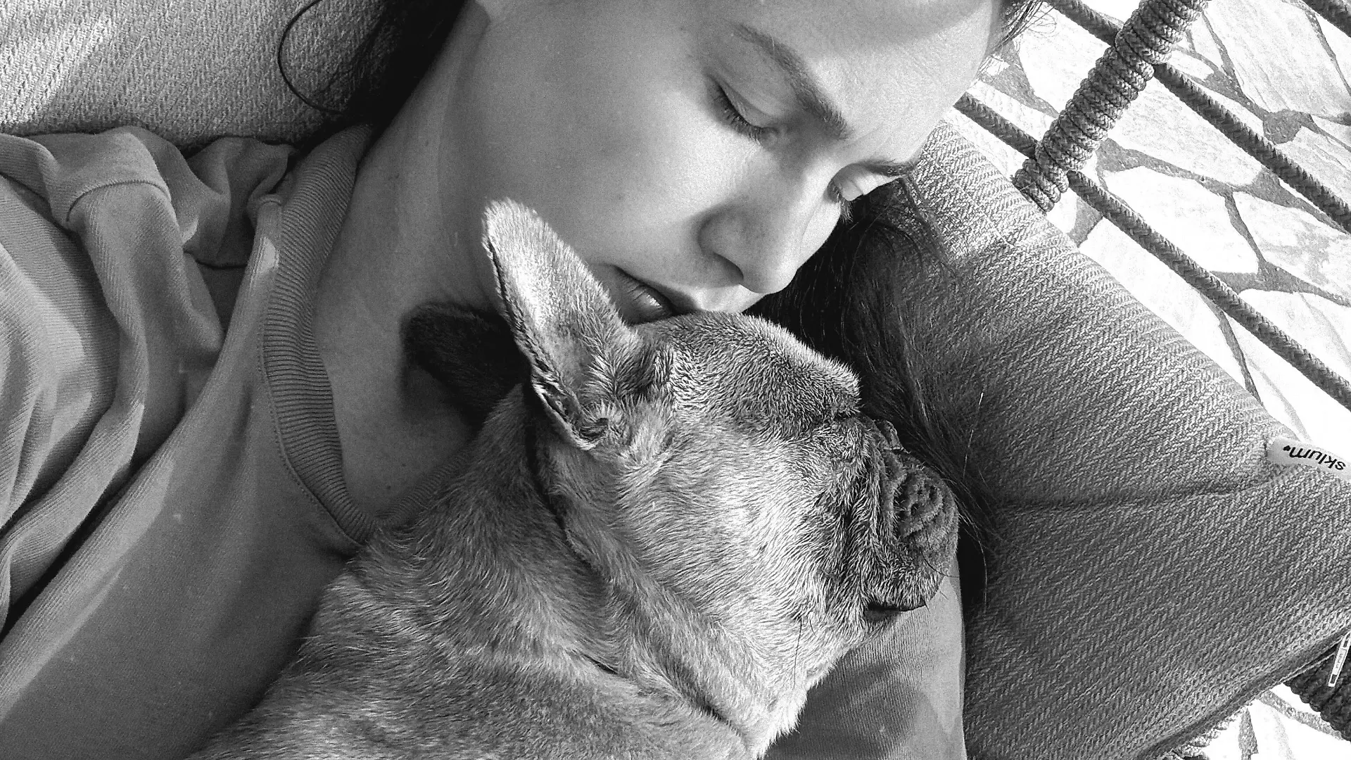 Angelina Pannek trauert um Hund Louis.