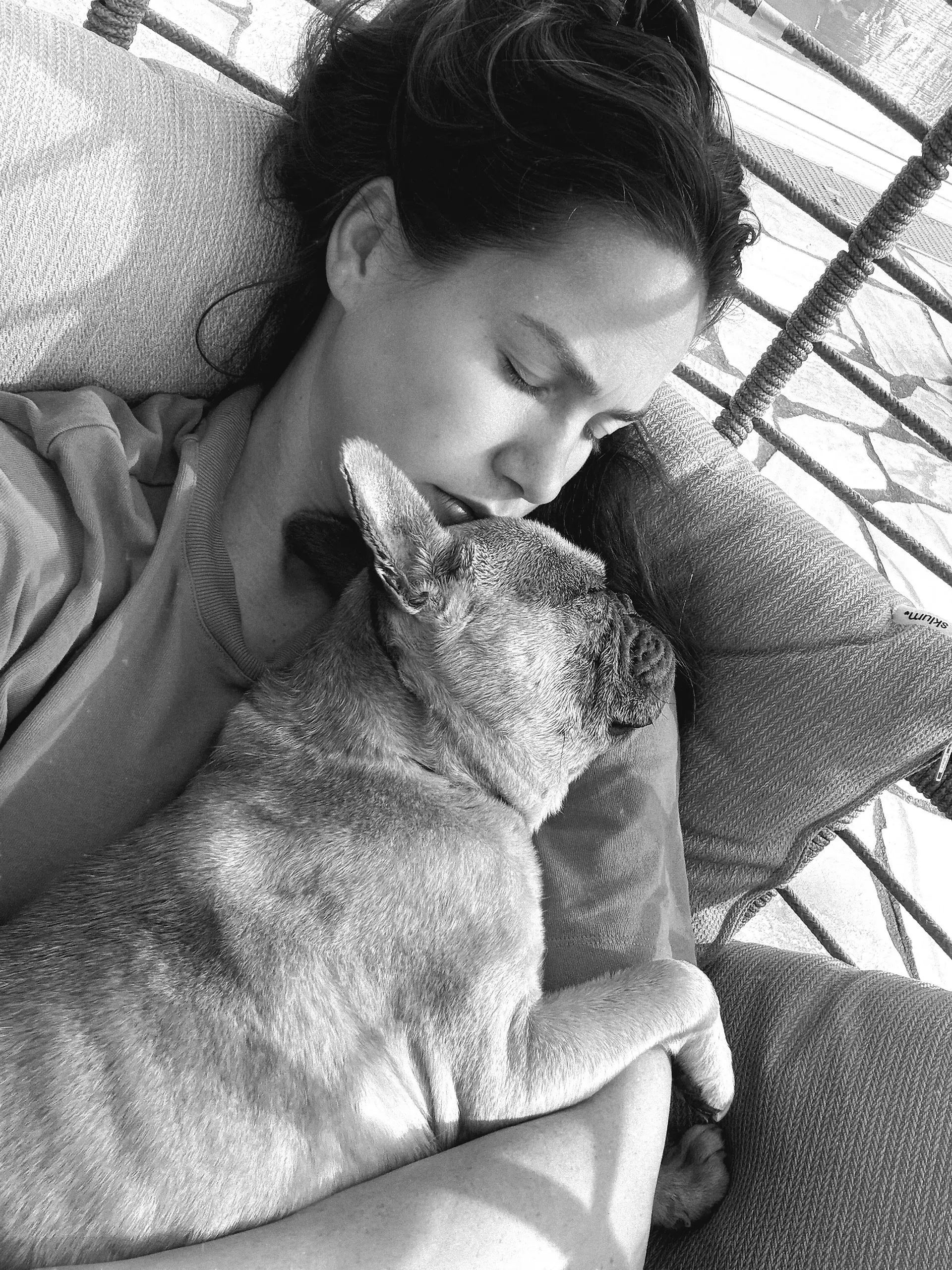 Angelina Pannek trauert um Hund Louis.