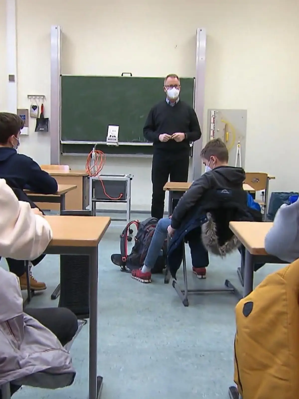 Der Blick auf die aktuell niedrigen Inzidenzzahlen sorgt bei der hessischen Landesregierung eigentlich für Zuversicht. Im Hinblick auf das kommende Schuljahr gibt es allerdings noch einige ungeklärte Fragen. Nicht zuletzt der enorme Zuwachs der ansteckenderen Delta-Variante lässt den Präsenzunterricht schnell zum Risikofaktor für den kommenden Herbst werden. Um schon jetzt für erneut steigende Infektionszahlen gewappnet zu sein, hat sich der Landtag heute über die Fortsetzung des Schulbetriebs beraten.