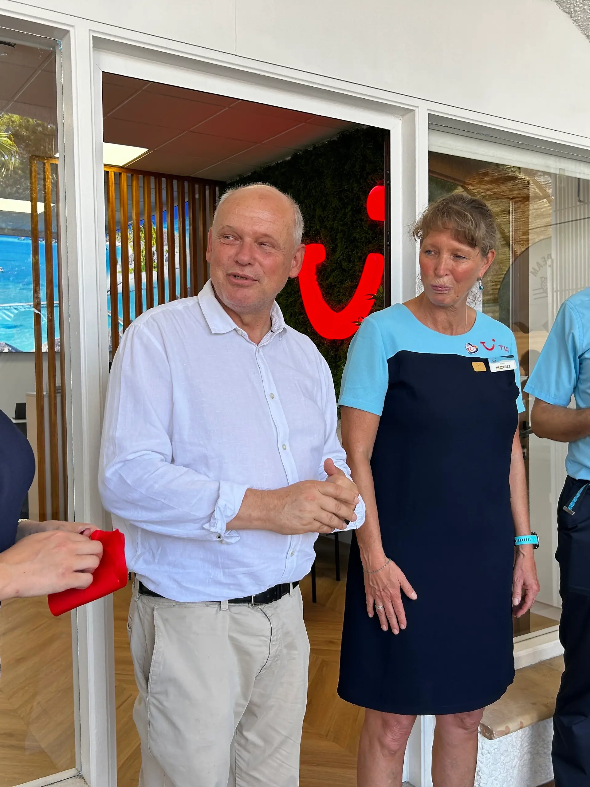 TUI-Chef Sebastian Ebel (weißes Hemd) im RTL-Interview