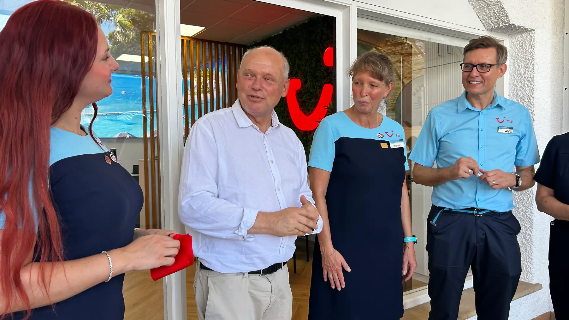 TUI-Chef Sebastian Ebel (weißes Hemd) im RTL-Interview
