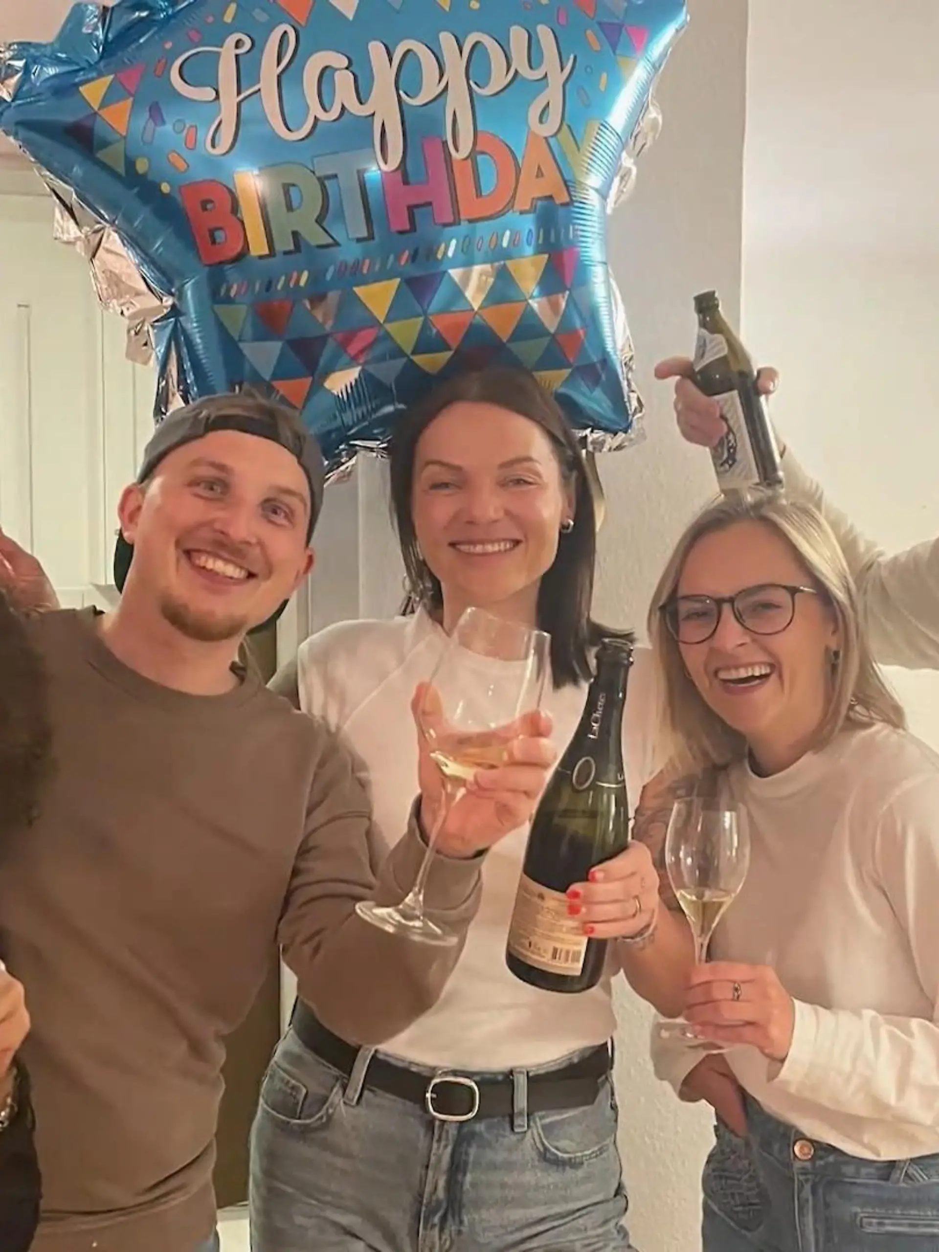 Bild zu: "Zum Geburtstag bekommt Jessy neue Tattoos – und alle machen mit"