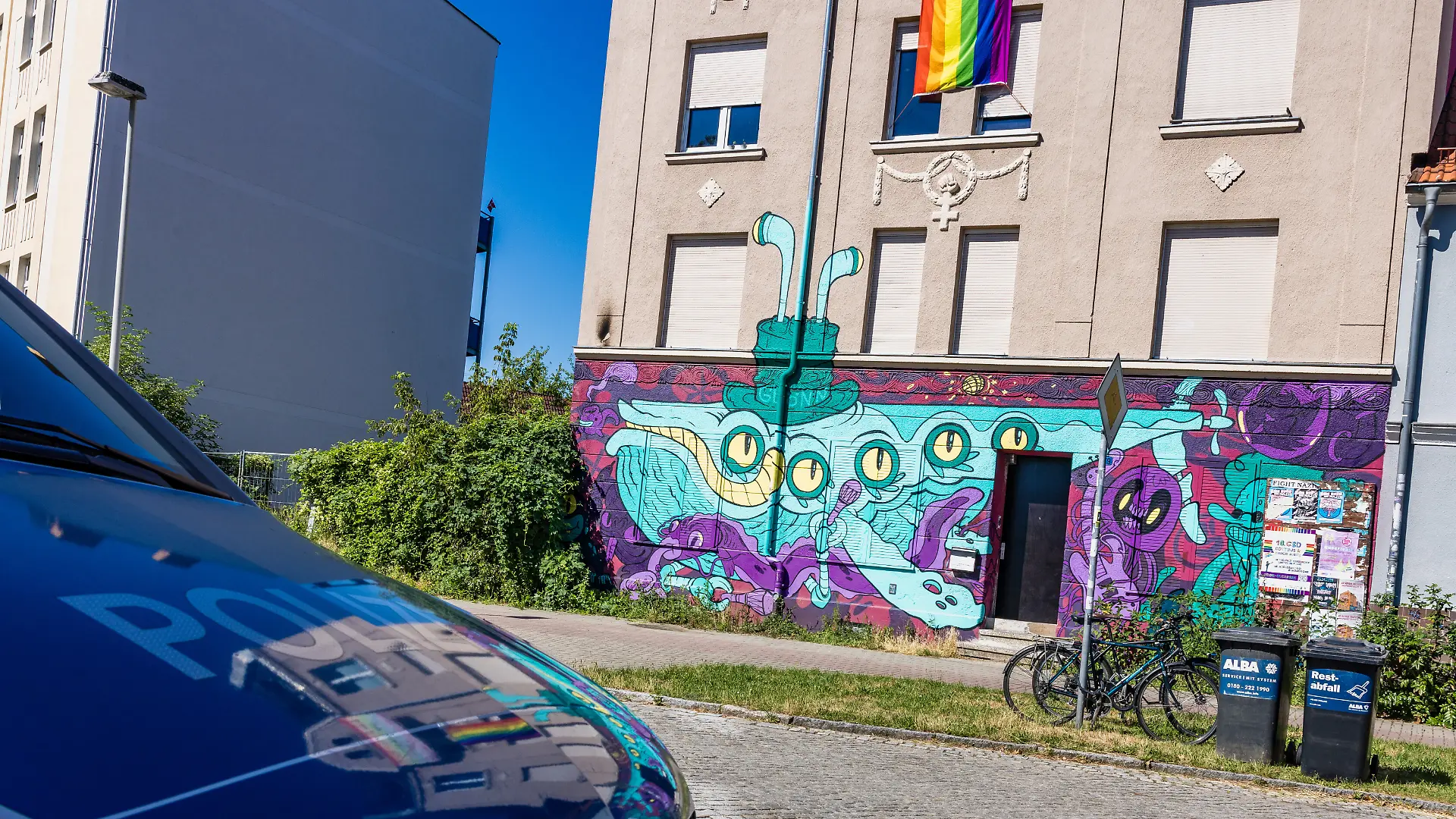 Ein Einsatzfahrzeug der Polizei steht vor dem alternativen Wohnprojekt «Zelle 79». Nach einem mutmaßlichen Brandanschlag auf das Wohnprojekt ermittelt die Polizei wegen des Verdachts des versuchten Mordes.