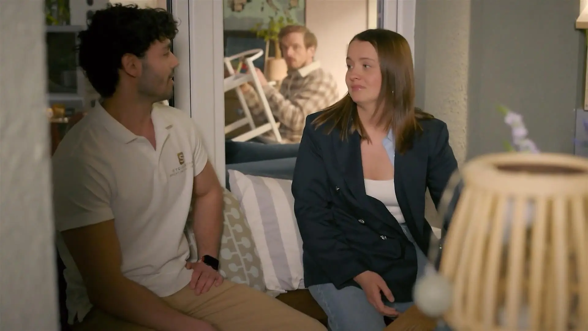 Thilo beobachtet eifersüchtig ein Gespräch von Lucie und Nick AWZ-Folge vom 13.07.26 auf RTL+