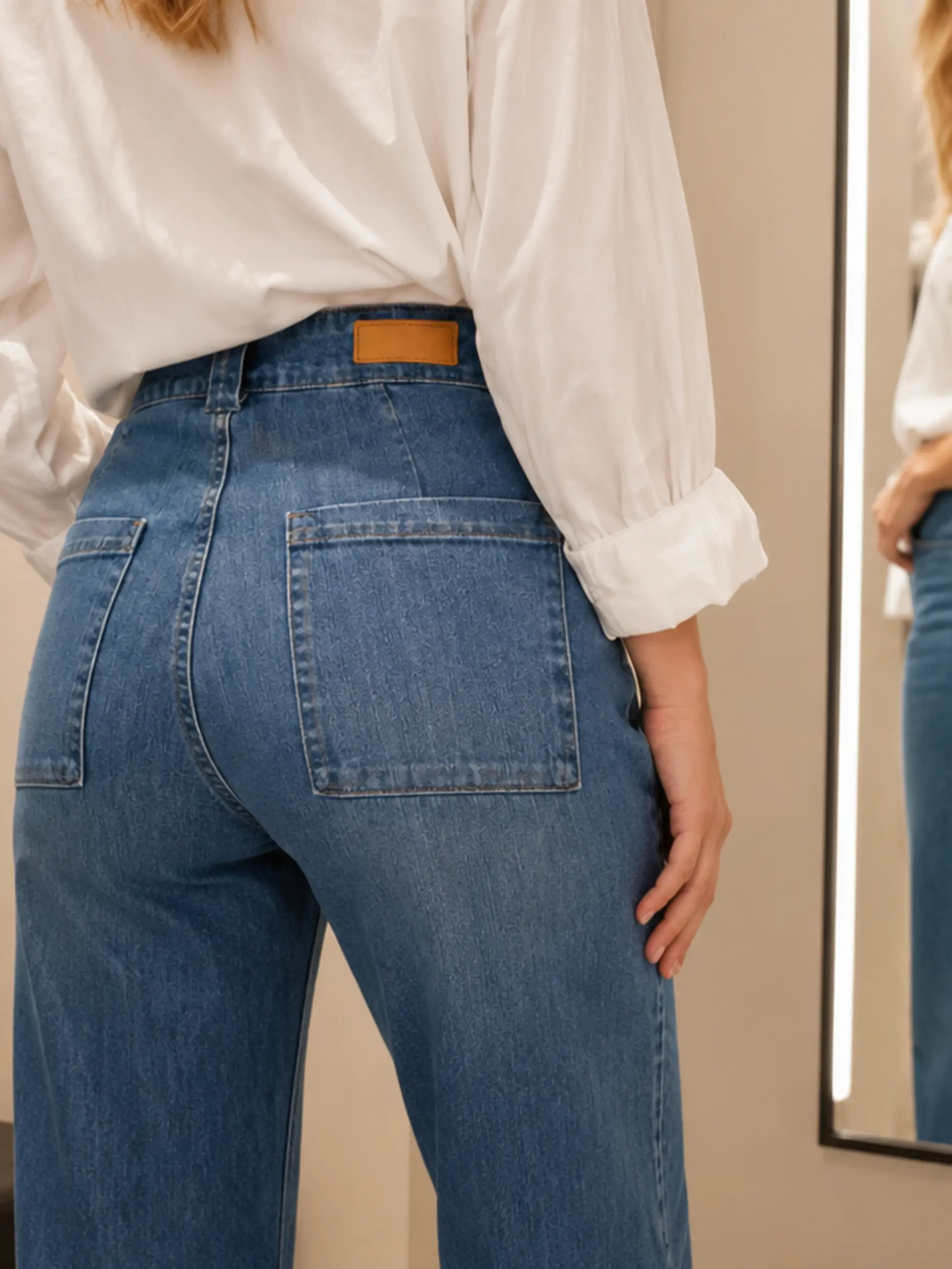 Straight-Jeans High Waist in einer Umkleide