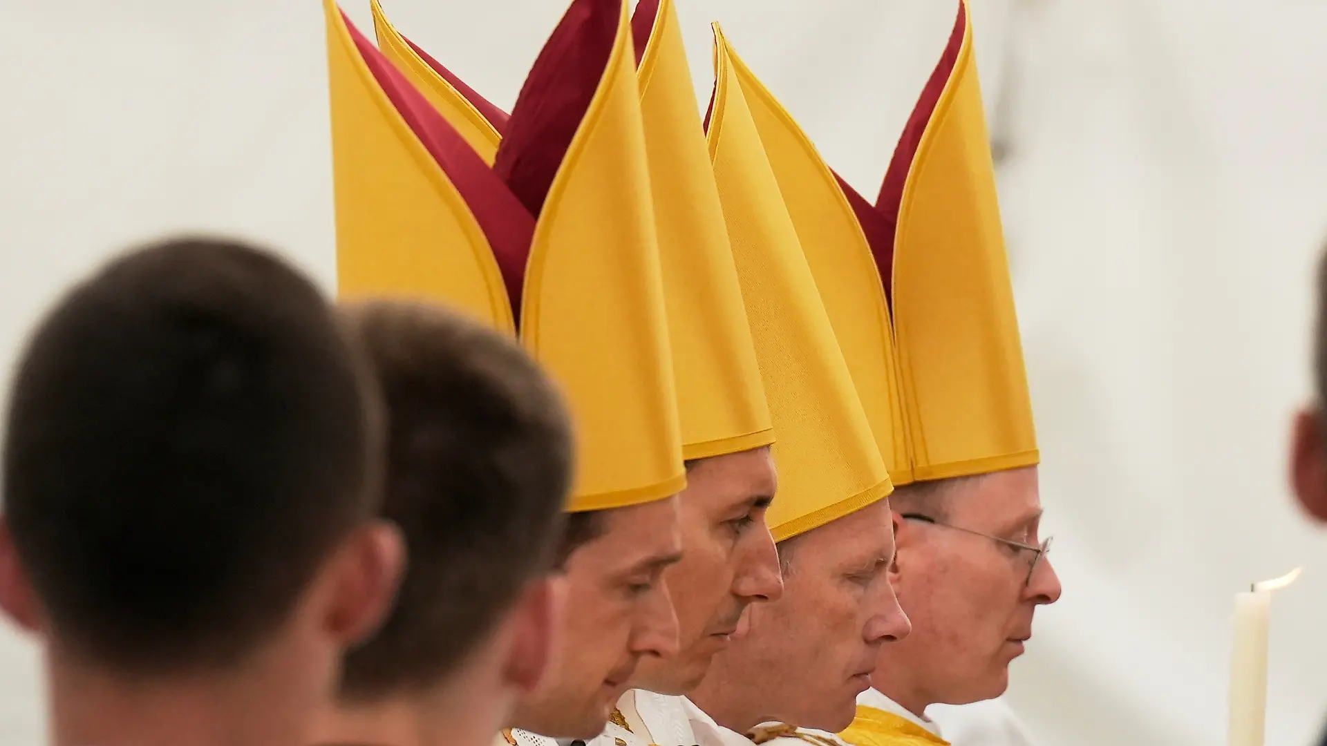 Die neu geweihten Bischöfe Marc Hanappier (l-r), Michel Poinsinet de Sivry, Michael Goldade und Pascal Schreiber, beten am Ende ihrer Weihezeremonie in einem Zelt vor dem Seminar der Priesterbruderschaft St. Pius X. in Ecône. +++ dpa-Bildfunk +++
