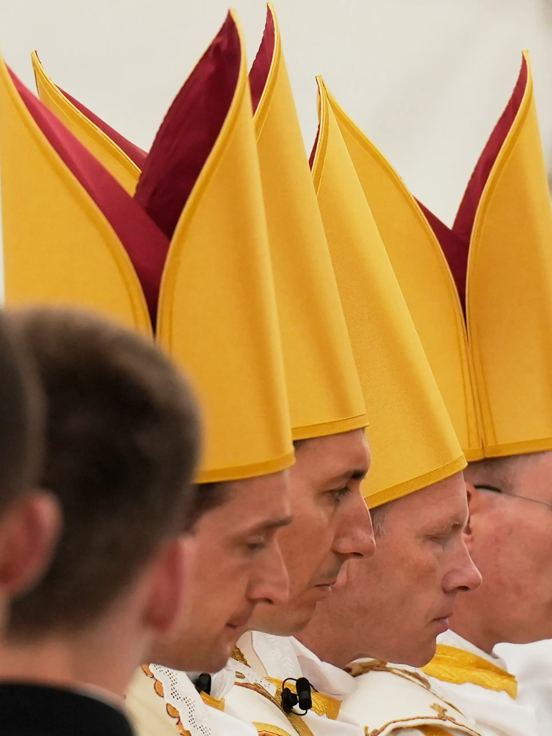 Die neu geweihten Bischöfe Marc Hanappier (l-r), Michel Poinsinet de Sivry, Michael Goldade und Pascal Schreiber, beten am Ende ihrer Weihezeremonie in einem Zelt vor dem Seminar der Priesterbruderschaft St. Pius X. in Ecône. +++ dpa-Bildfunk +++