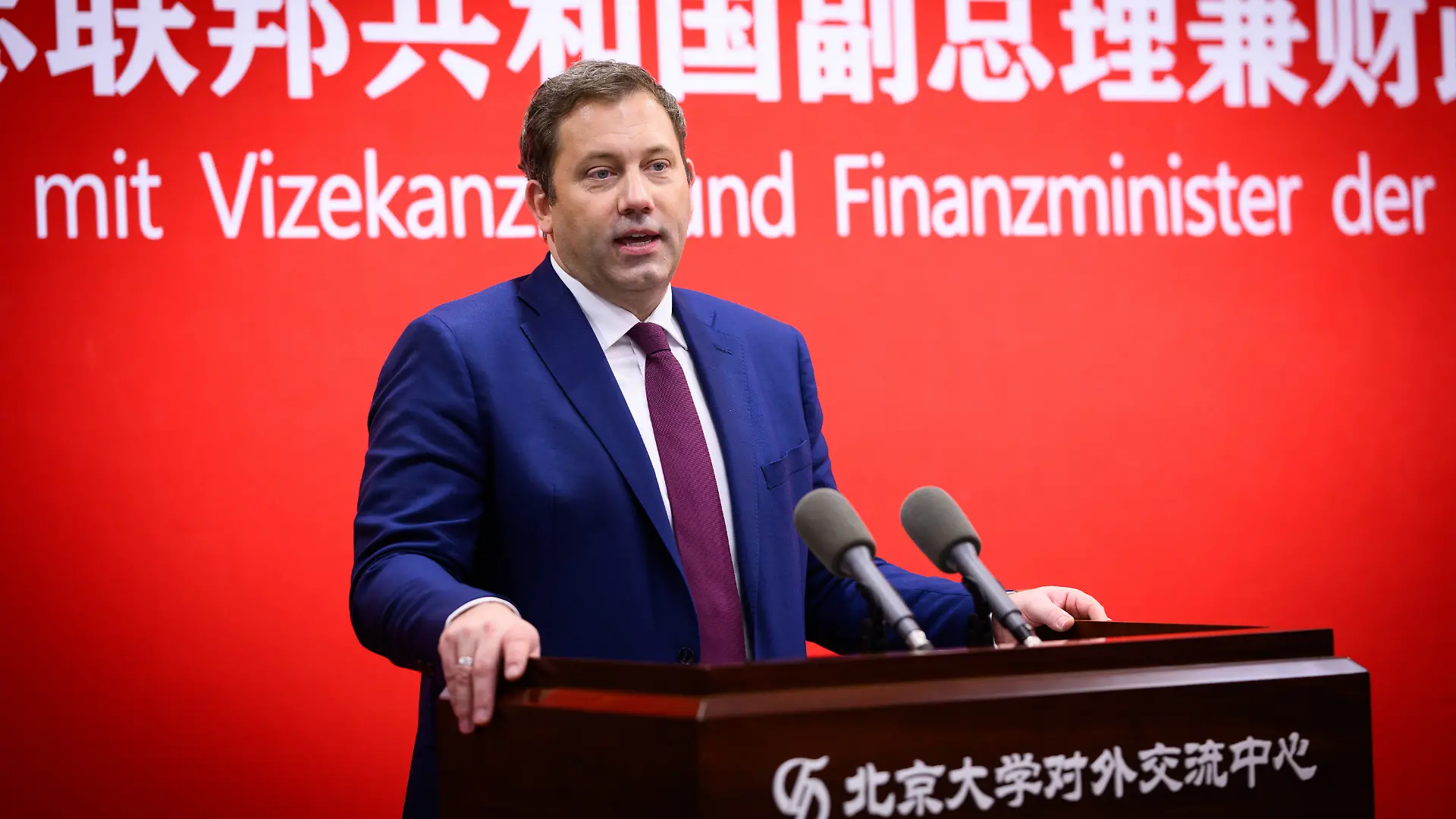 Lars Klingbeil (SPD), Bundesminister der Finanzen, spricht bei einer Veranstaltung an der Universität Peking. (zu dpa: «Klingbeil zu Brasilien-Aussage: Politiker müssen frei reden können») +++ dpa-Bildfunk +++